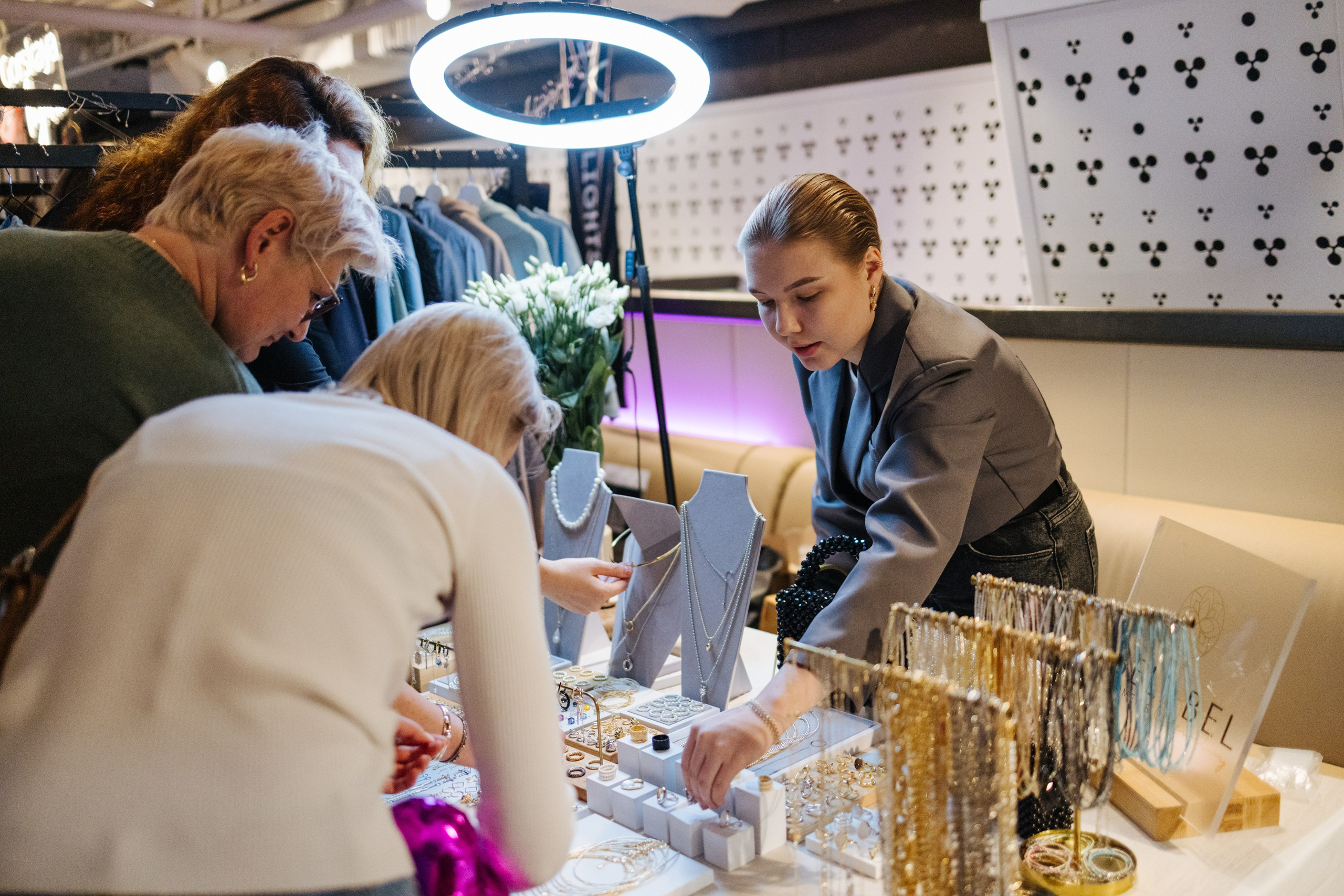 2–3 марта 2024 в пространстве «Три вокзала. Депо» / День 1 / фото Валерий Белобеев. Фотоотчеты «Ламбада-маркета»