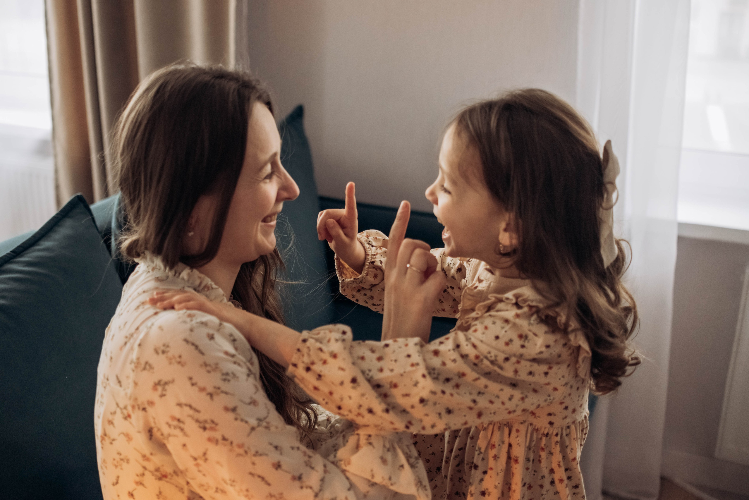 Домашняя фотосессия для мамы и дочек, с цветами, весной, к 8 марта. Семейный фотограф в Железнодорожном Масаева Елена