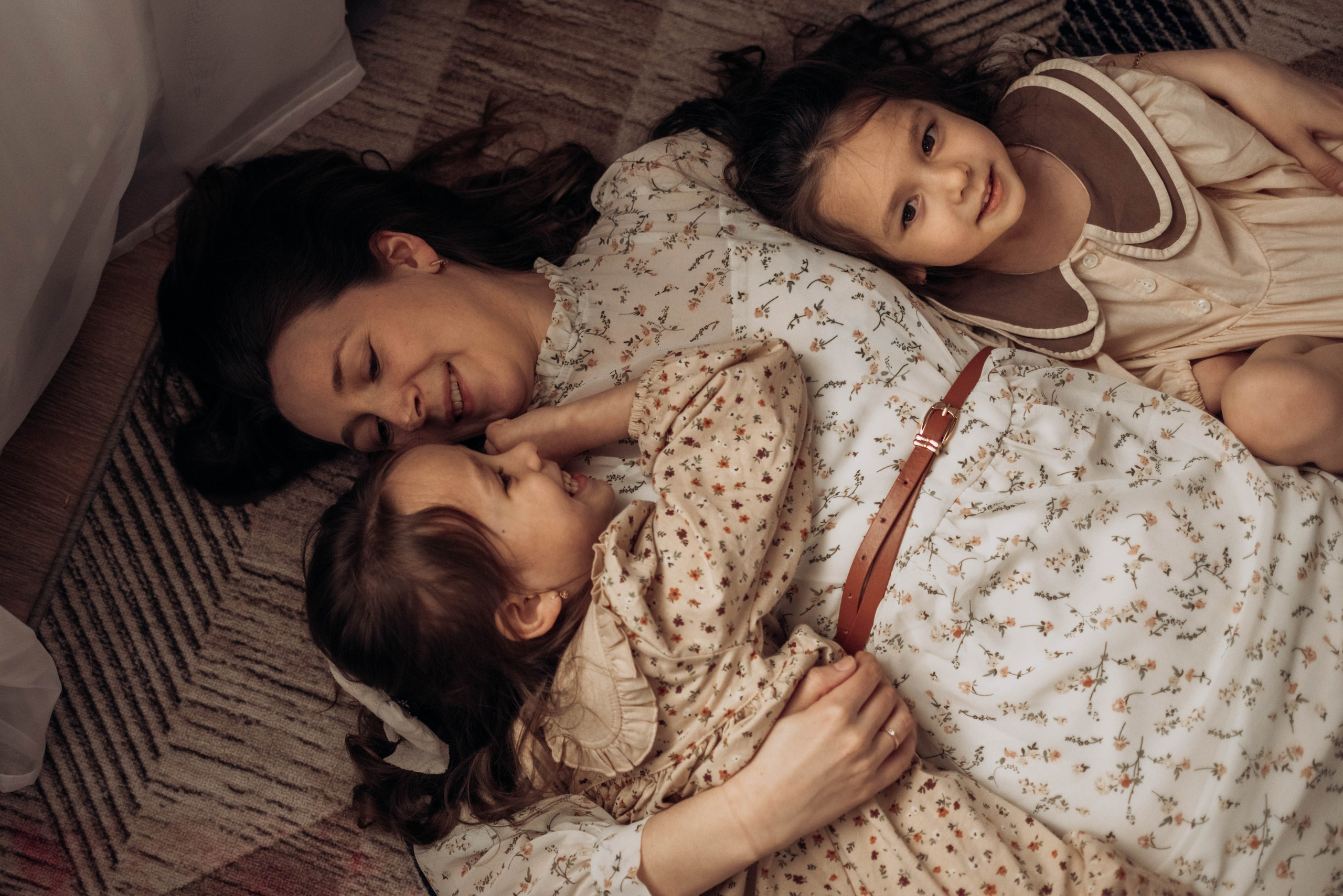 Домашняя фотосессия для мамы и дочек, с цветами, весной, к 8 марта. Семейный фотограф в Железнодорожном Масаева Елена