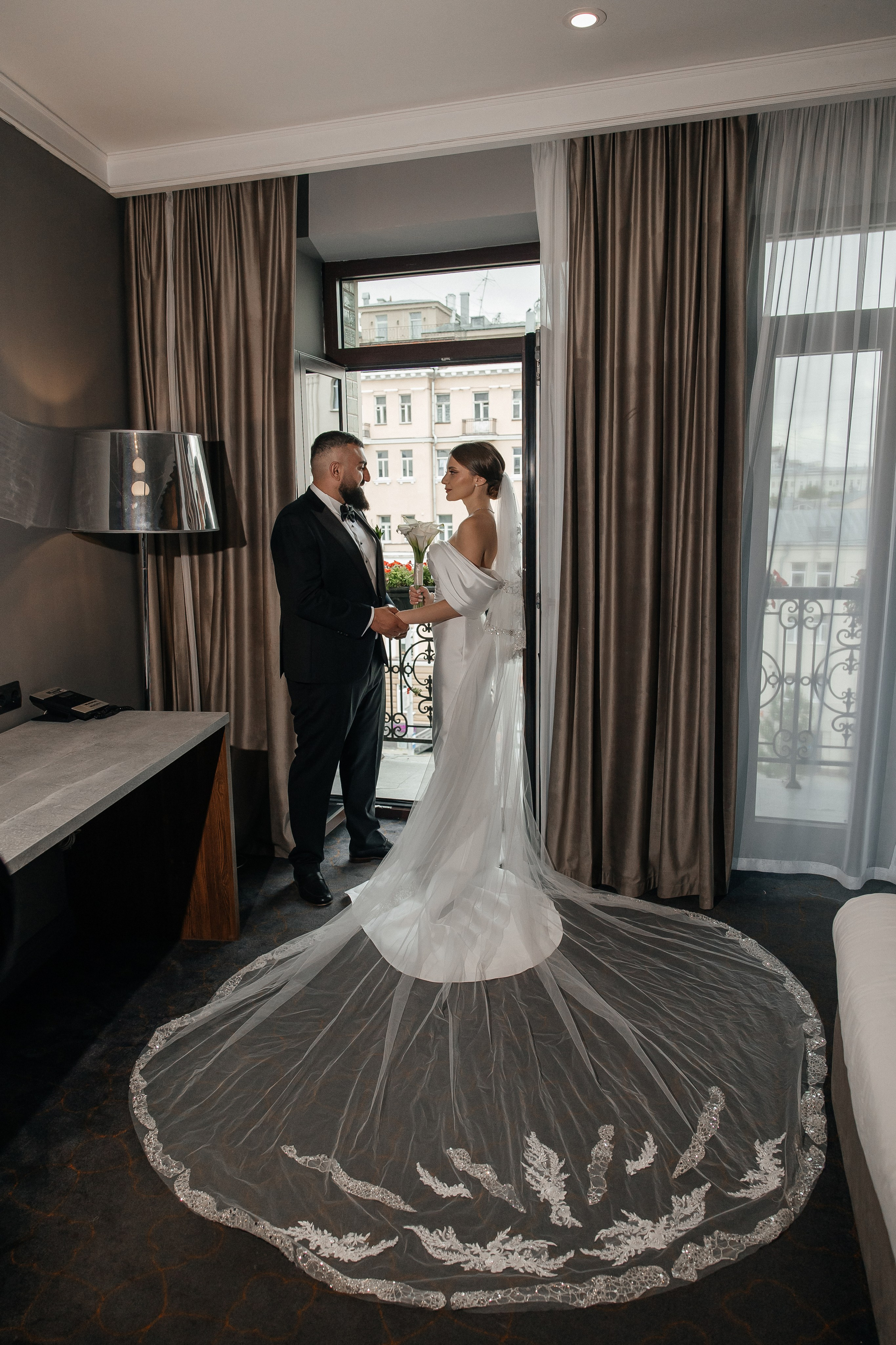 Утро невесты и свадебная фотосессия на балконе в отеле Hartwell Хартвел в Москве