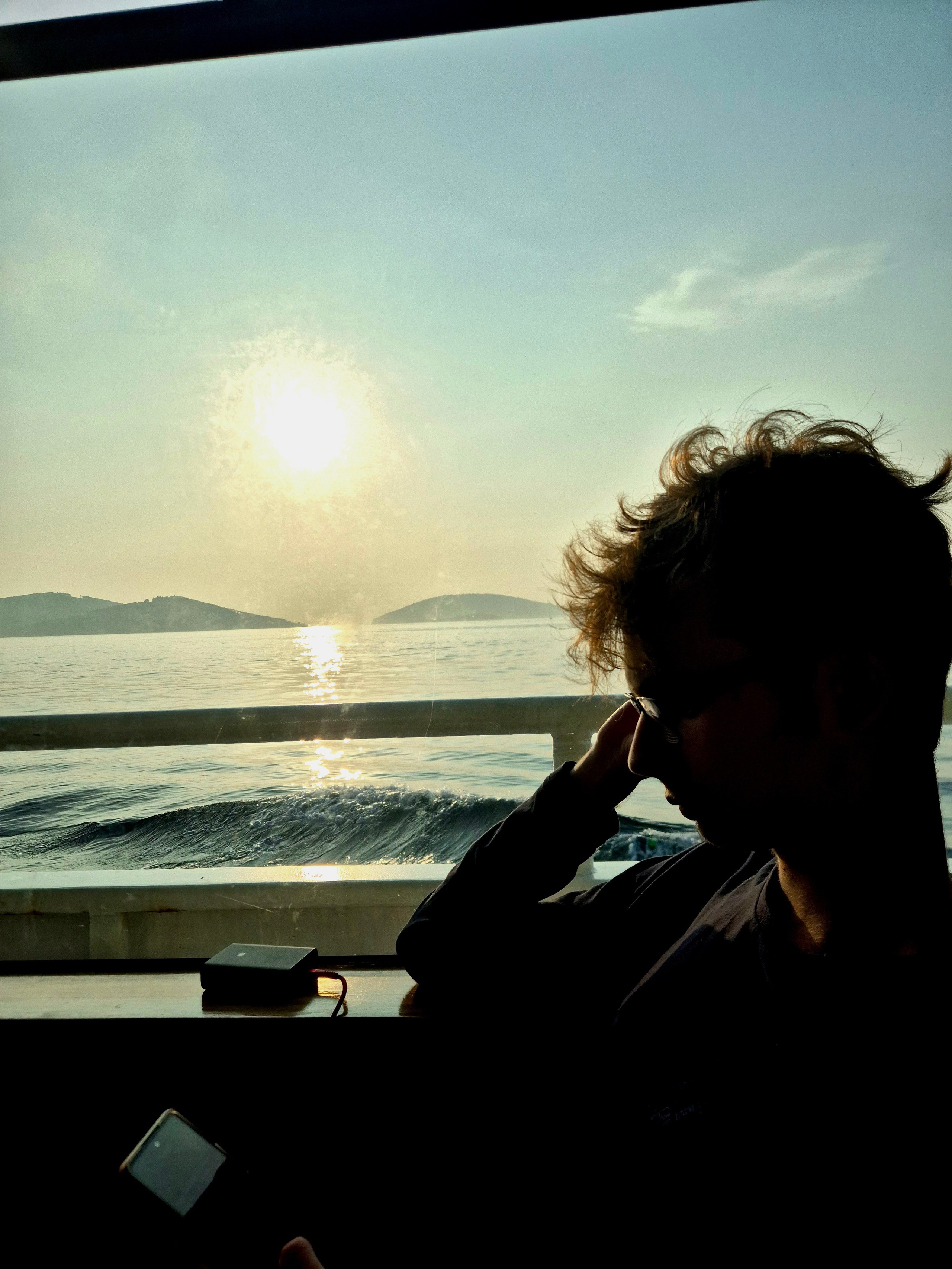 Игорек повторяет материалы к экзамену, или просто отдыхает на ласковом закатном солнышке