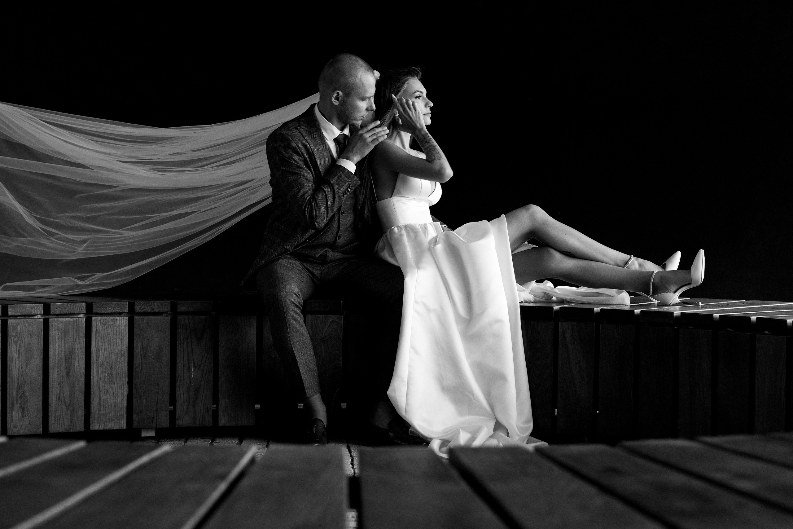 Лучший свадебный фотограф сделал фото жениха и невесты в парке Галицкого.