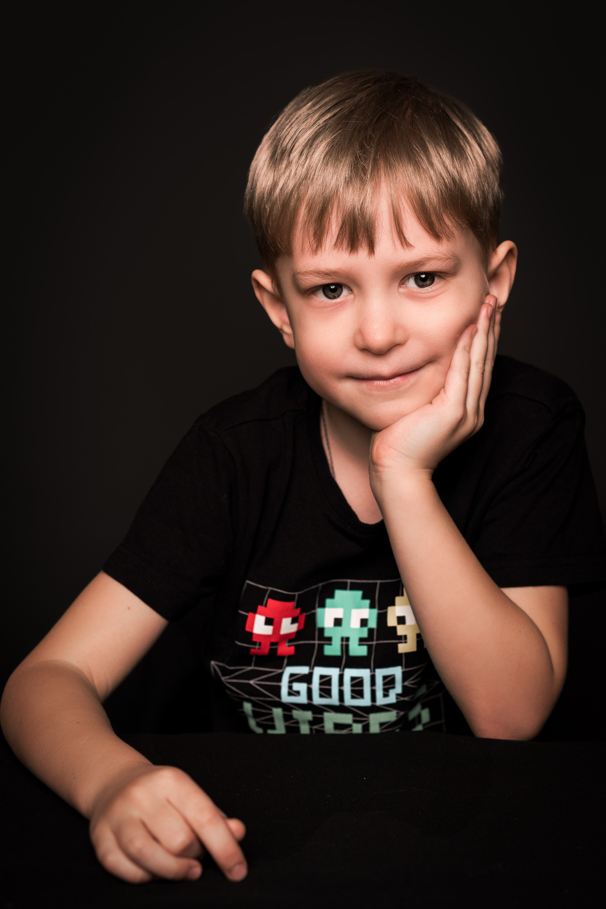 Детский сад, портреты на чёрном фоне. Фотограф Шунова Саша