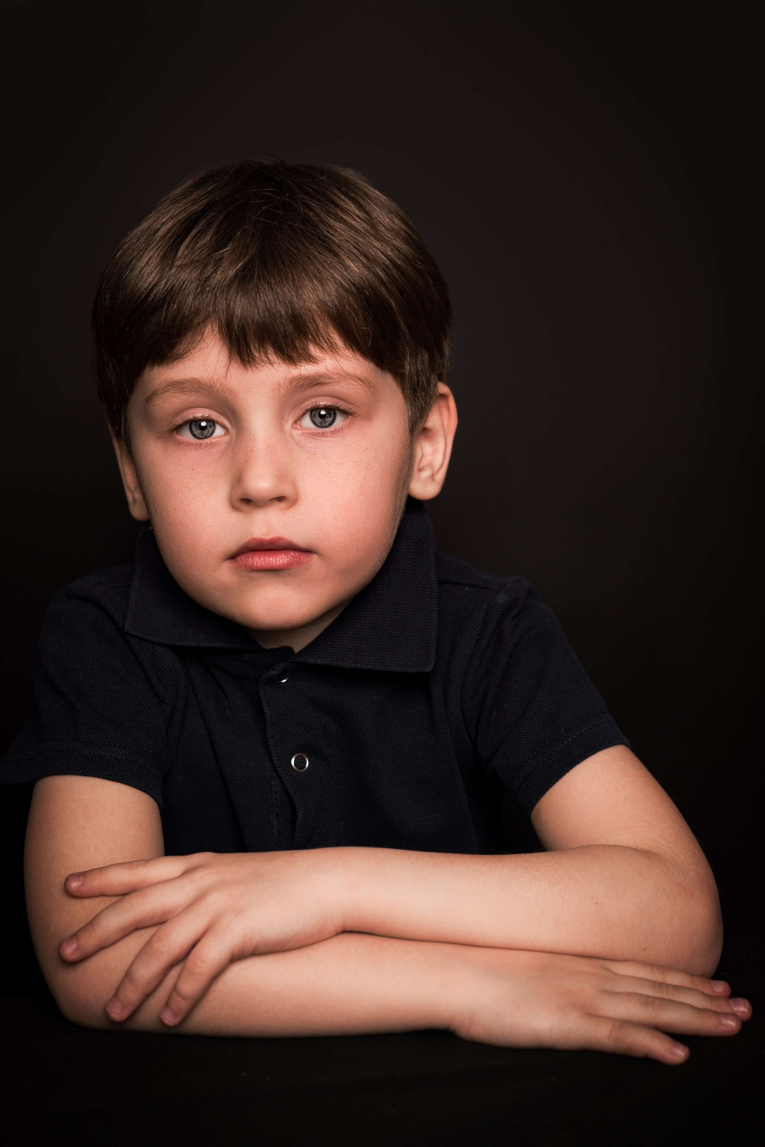 Детский сад, портреты на чёрном фоне. Фотограф Шунова Саша