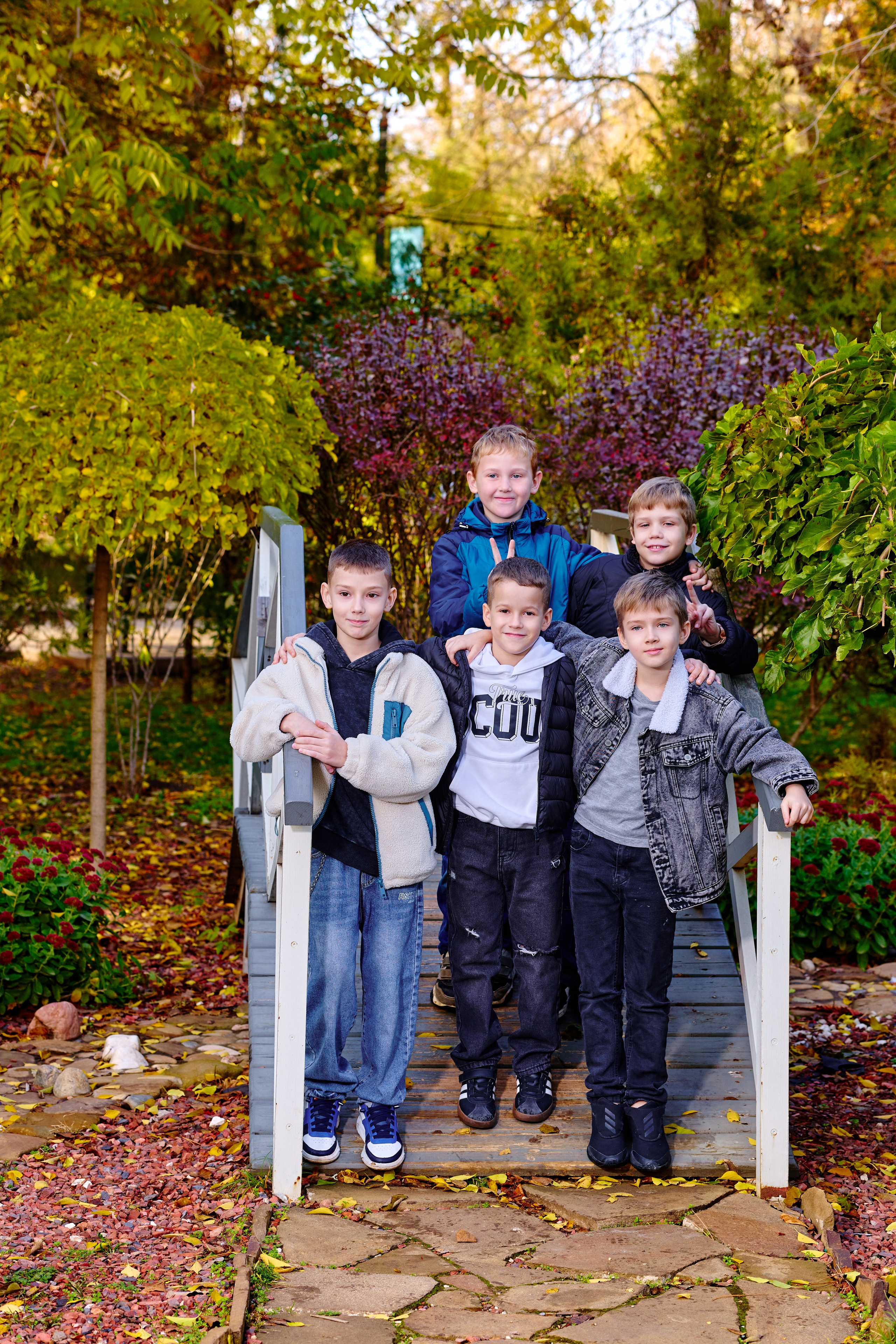 Прогулка в парке классом. Фотограф Выпускные альбомы Таганрог Сергей Коробченко