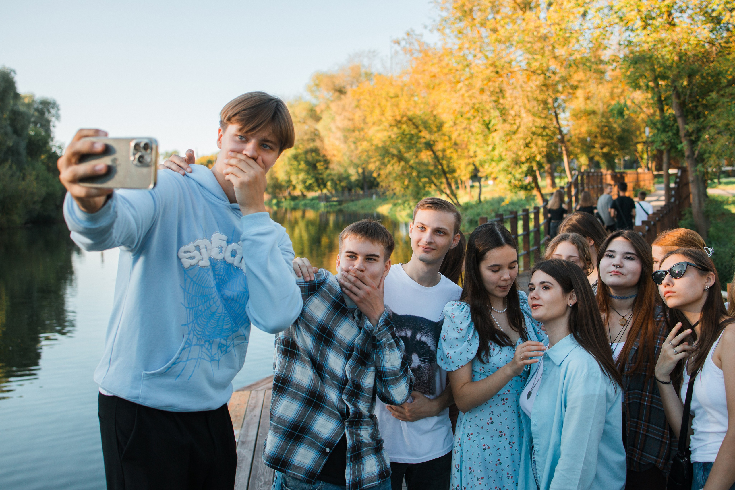 Прогулочная фотосессия на выпускной альбом с 11 классом в Серпухове. Выпускные альбомы в Серпухове