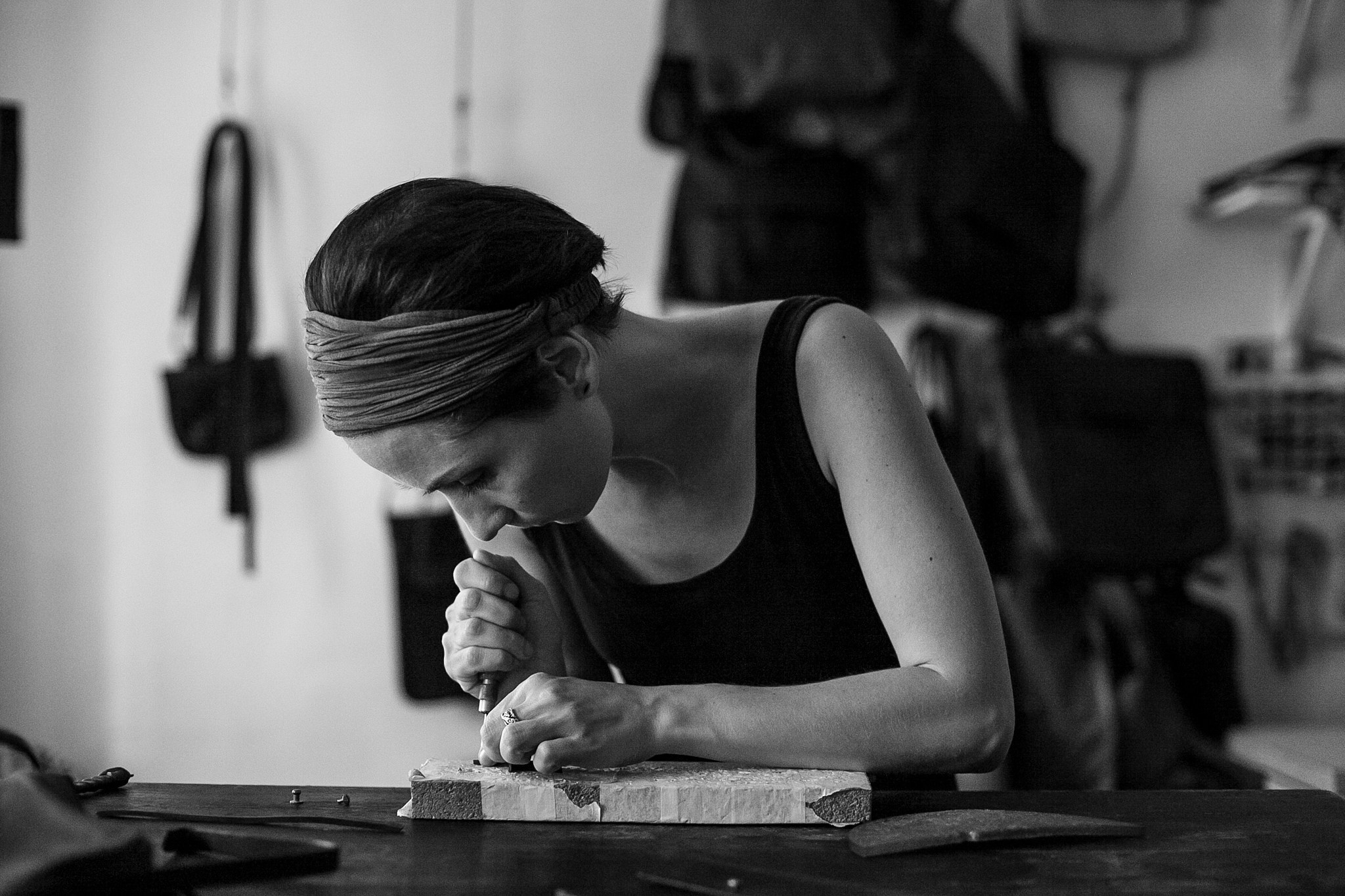 Катя Якунина, в своей мастерской по работе с кожей