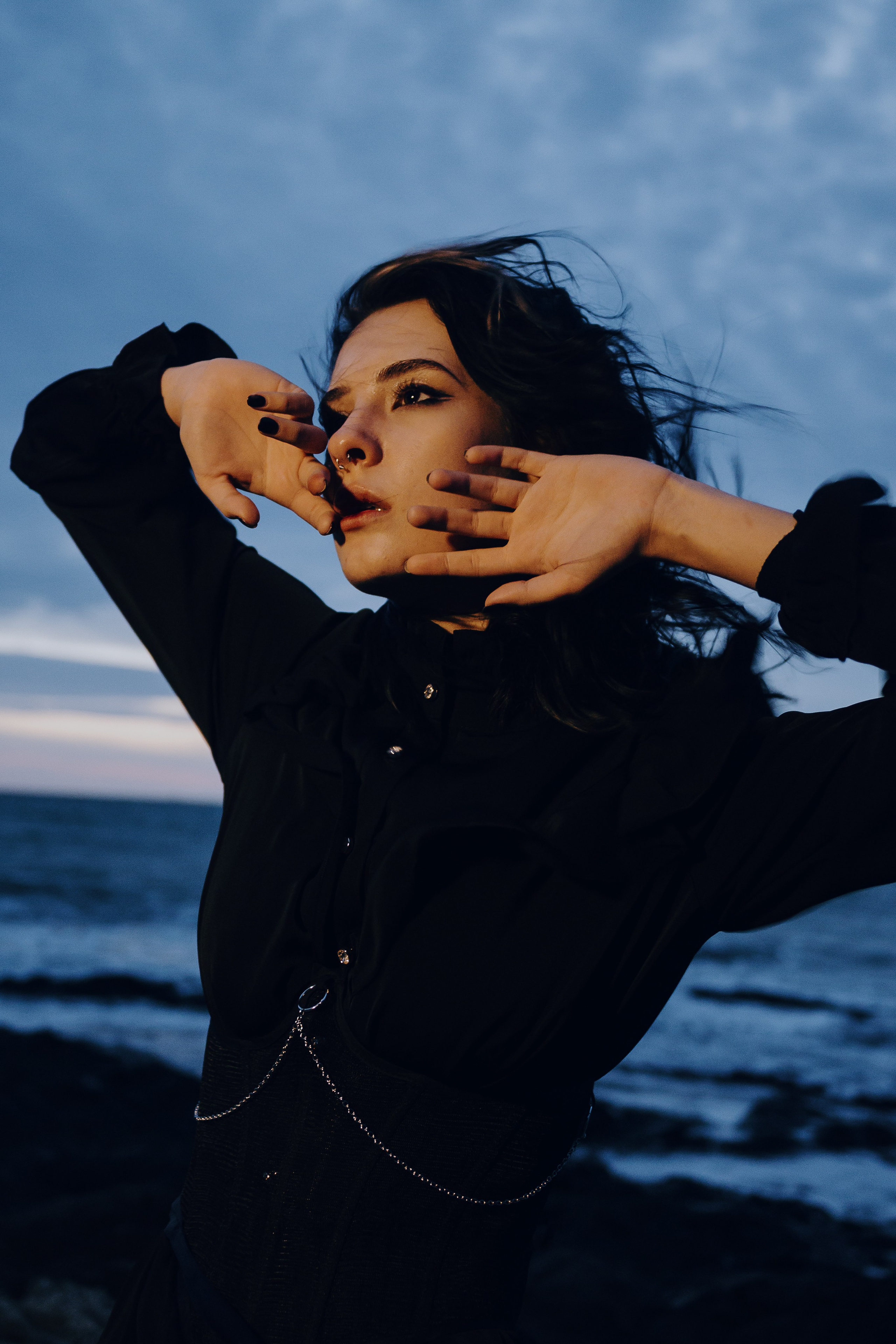 Съёмка у моря с оленьими рогами