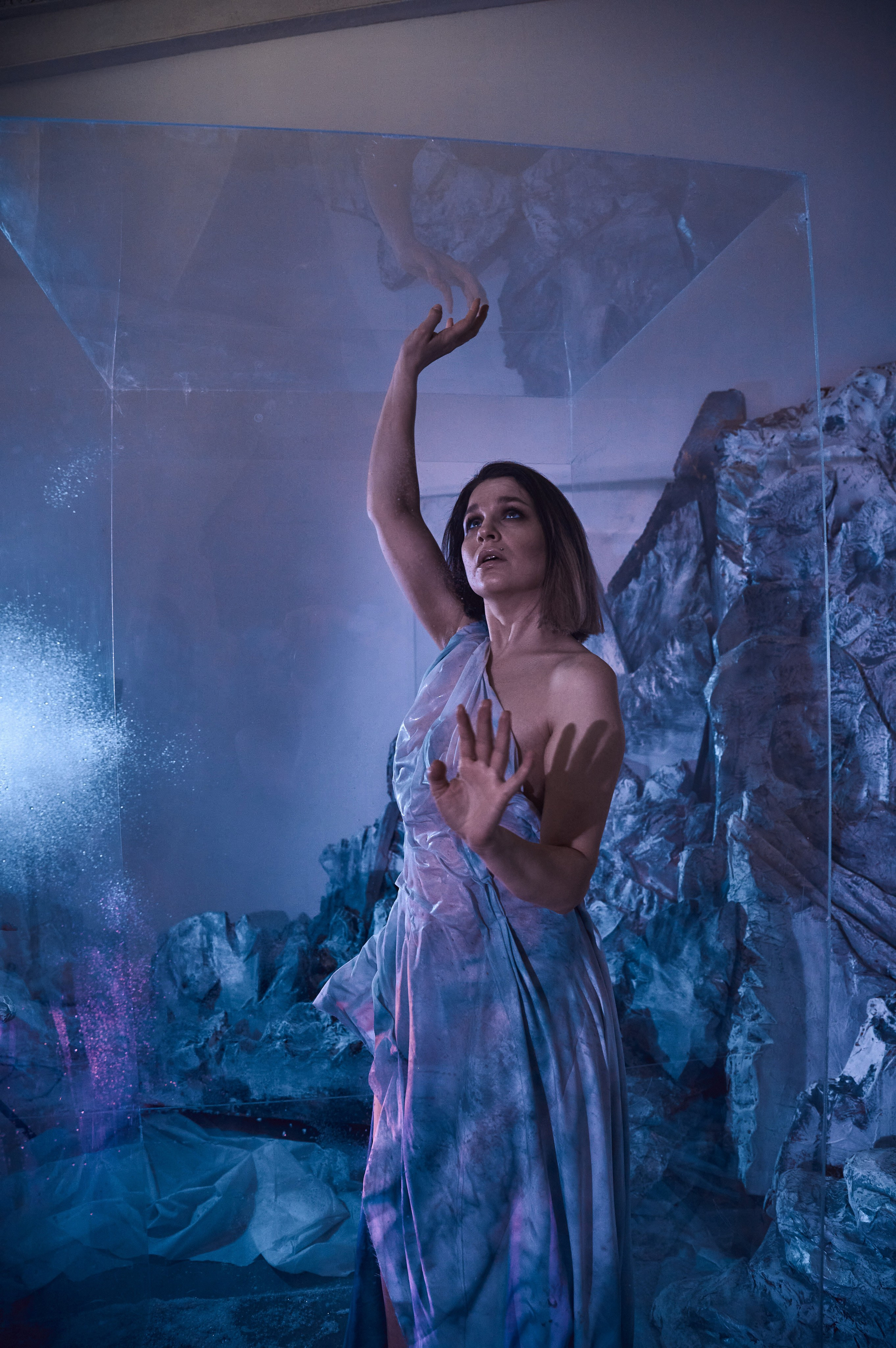 Фотосессия Ксении в декорациях «Лед» со стеклянным кубом