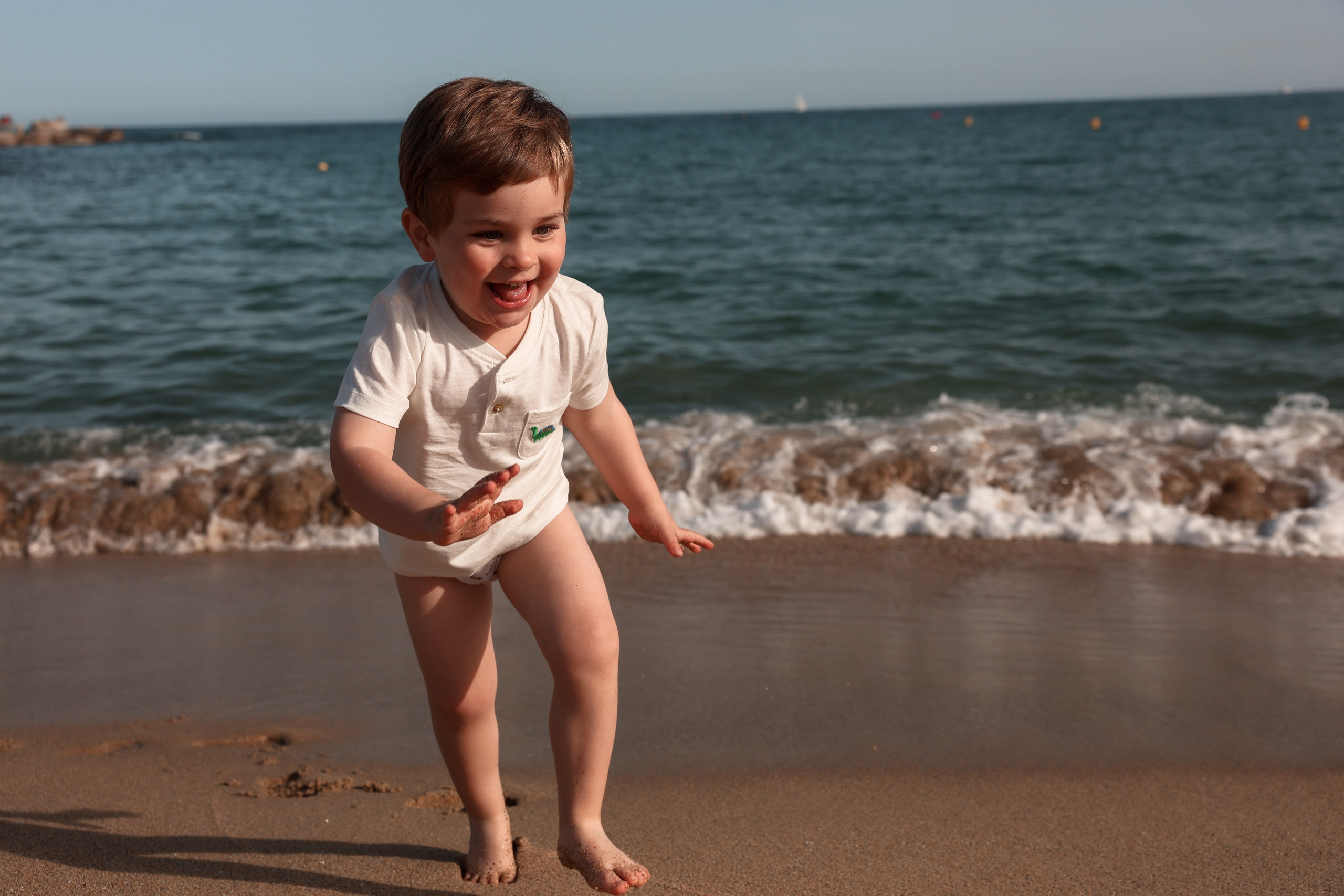 Family pizza at the sea. Natalia Zhuravleva|family, newborn, maternity photographer in Barcelona