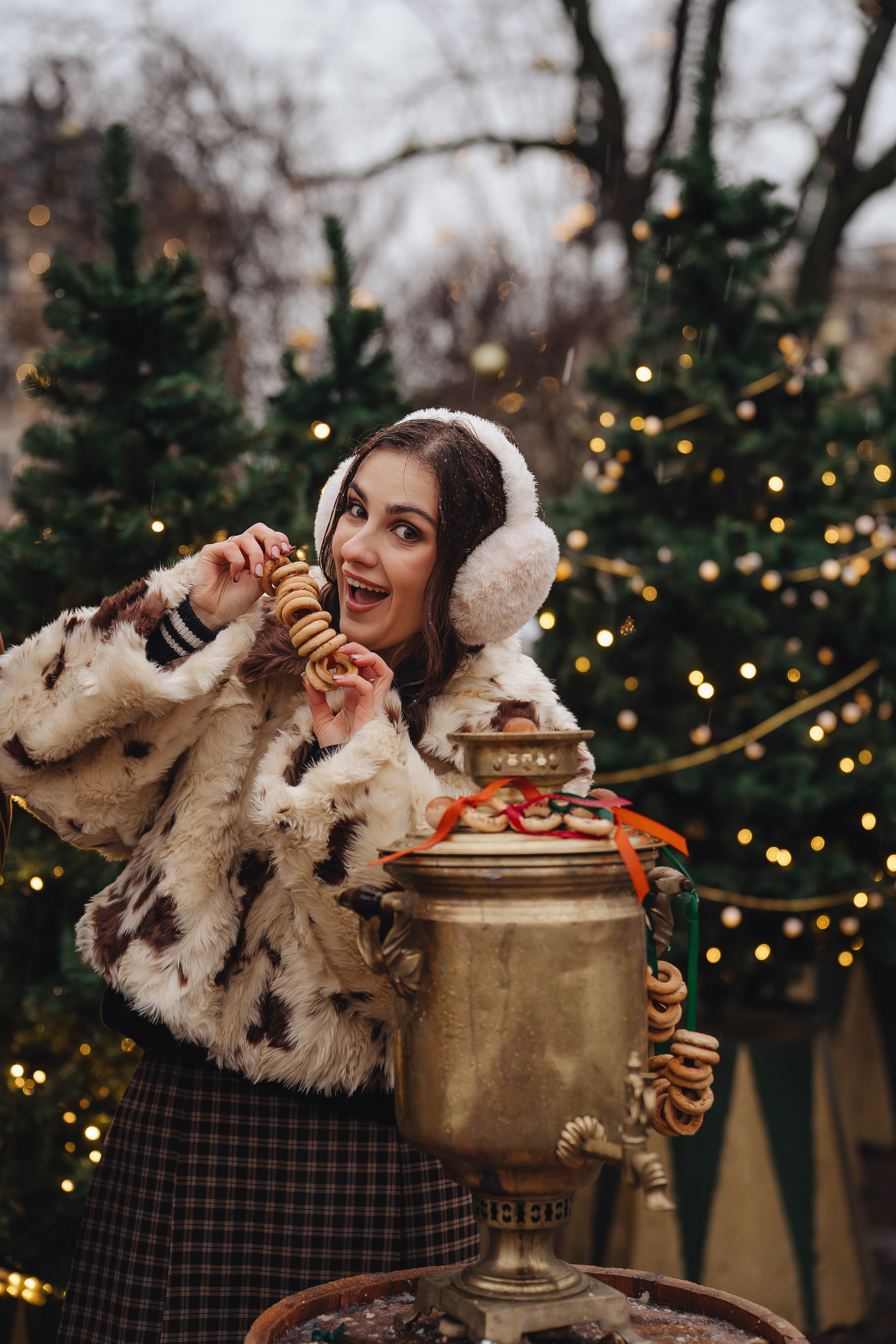 ПРОГУЛКА НА МАНЕЖНОЙ ПЛОЩАДИ ДЛЯ ДЕВУШКИ ПЕРЕД НОВЫМ ГОДОМ (НОВОГОДНЯЯ ФОТОСЕССИИЯ НА МАНЕЖНОЙ ПЛОЩАДИ). Профессиональный фотограф, Санкт-Петербург — Виктория Богомолова