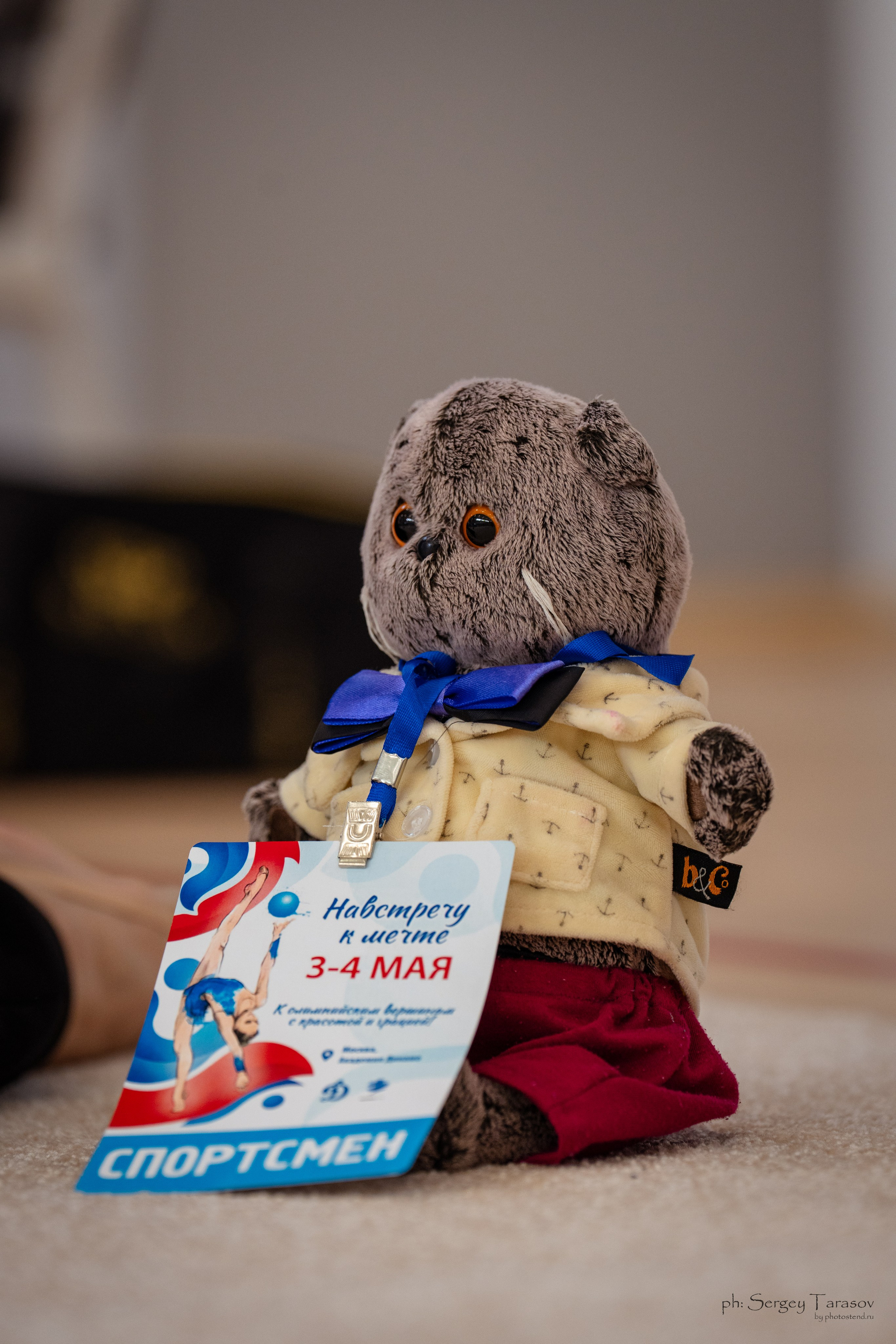 Съёмка с разминочного ковра с соревнований по художественной гимнастике.  