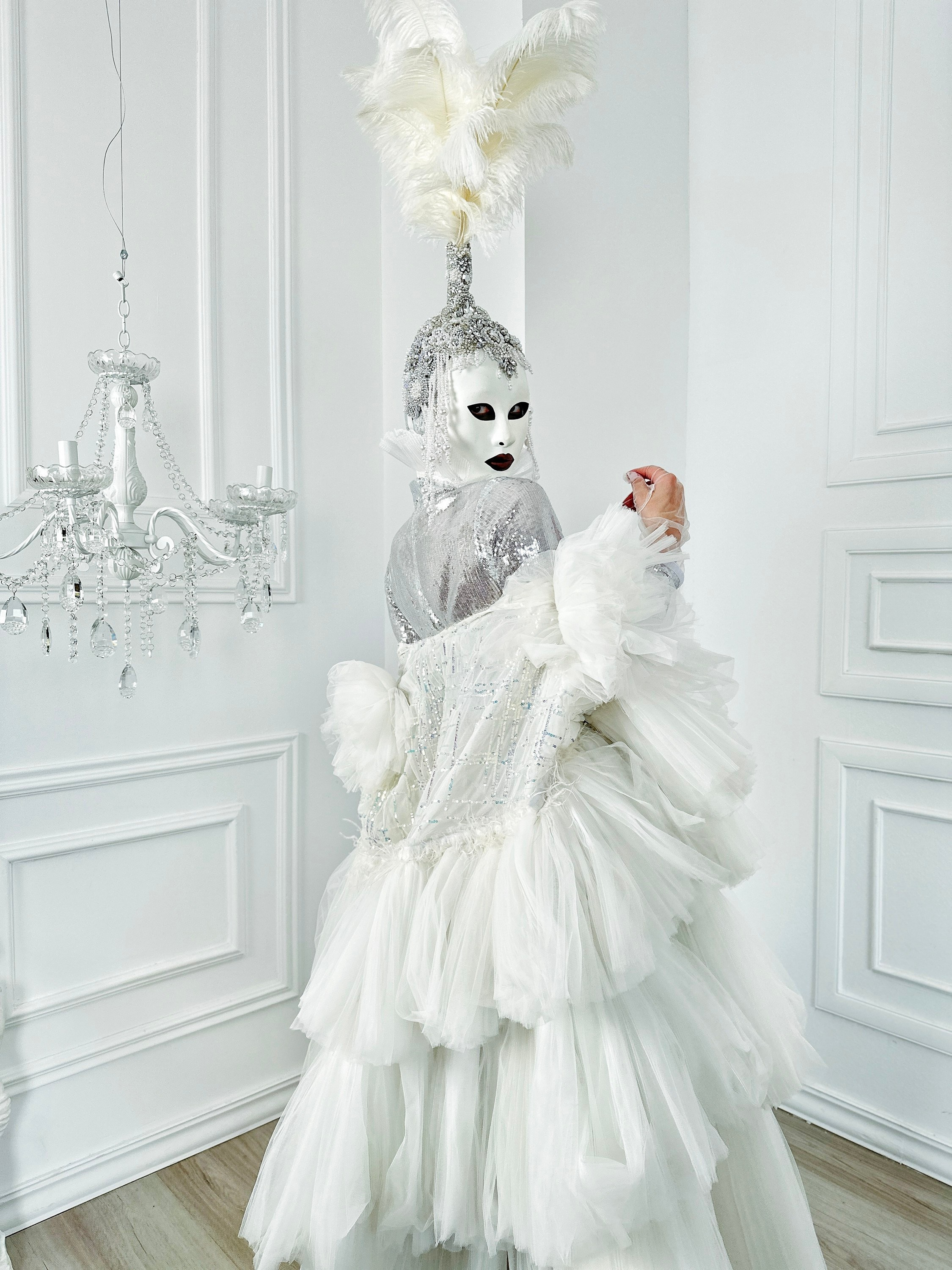 Костюм Серебро на встречу гостей. Мимы и Ходулисты на встречу гостей. Москва