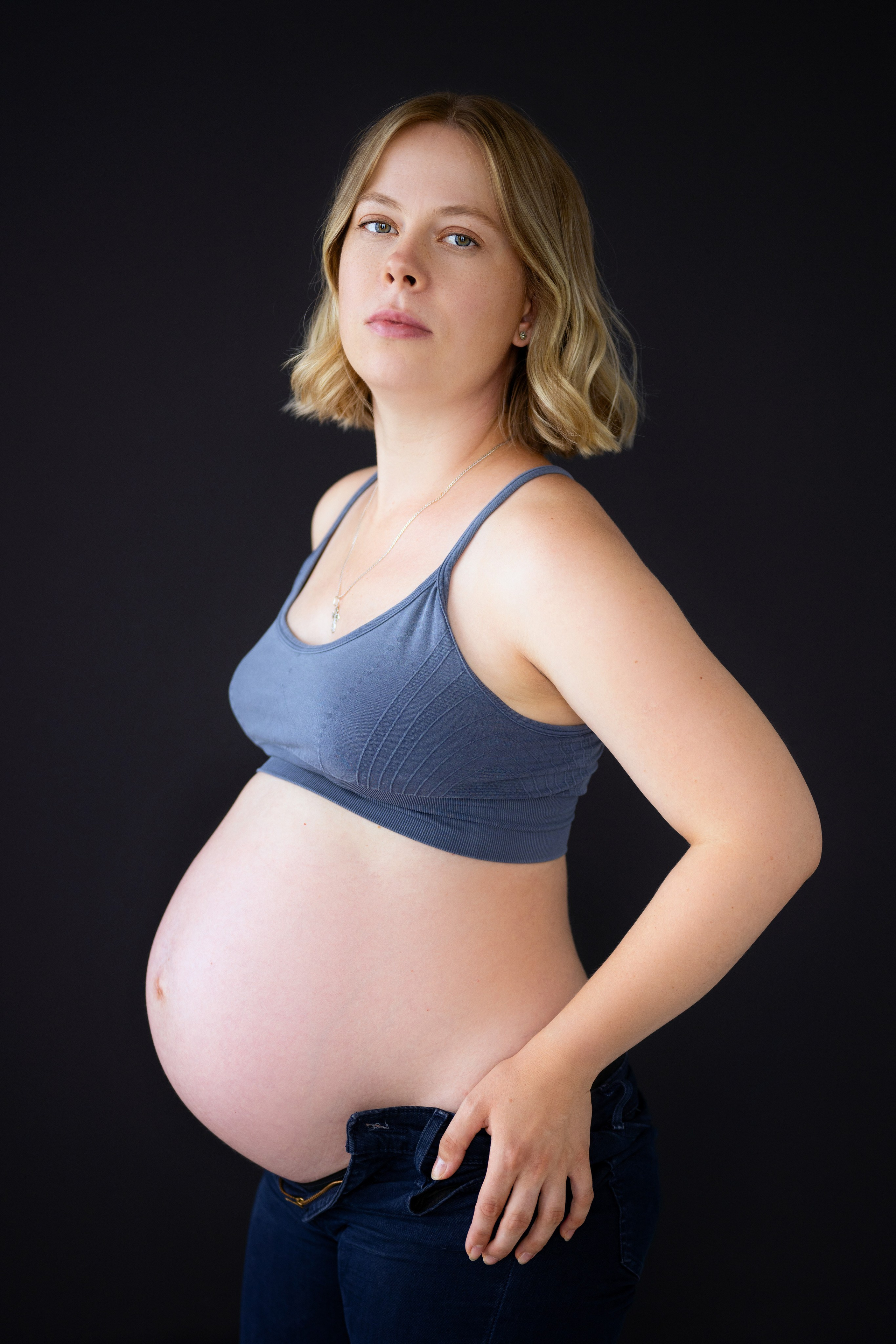 Студийная съёмка беременной девушки