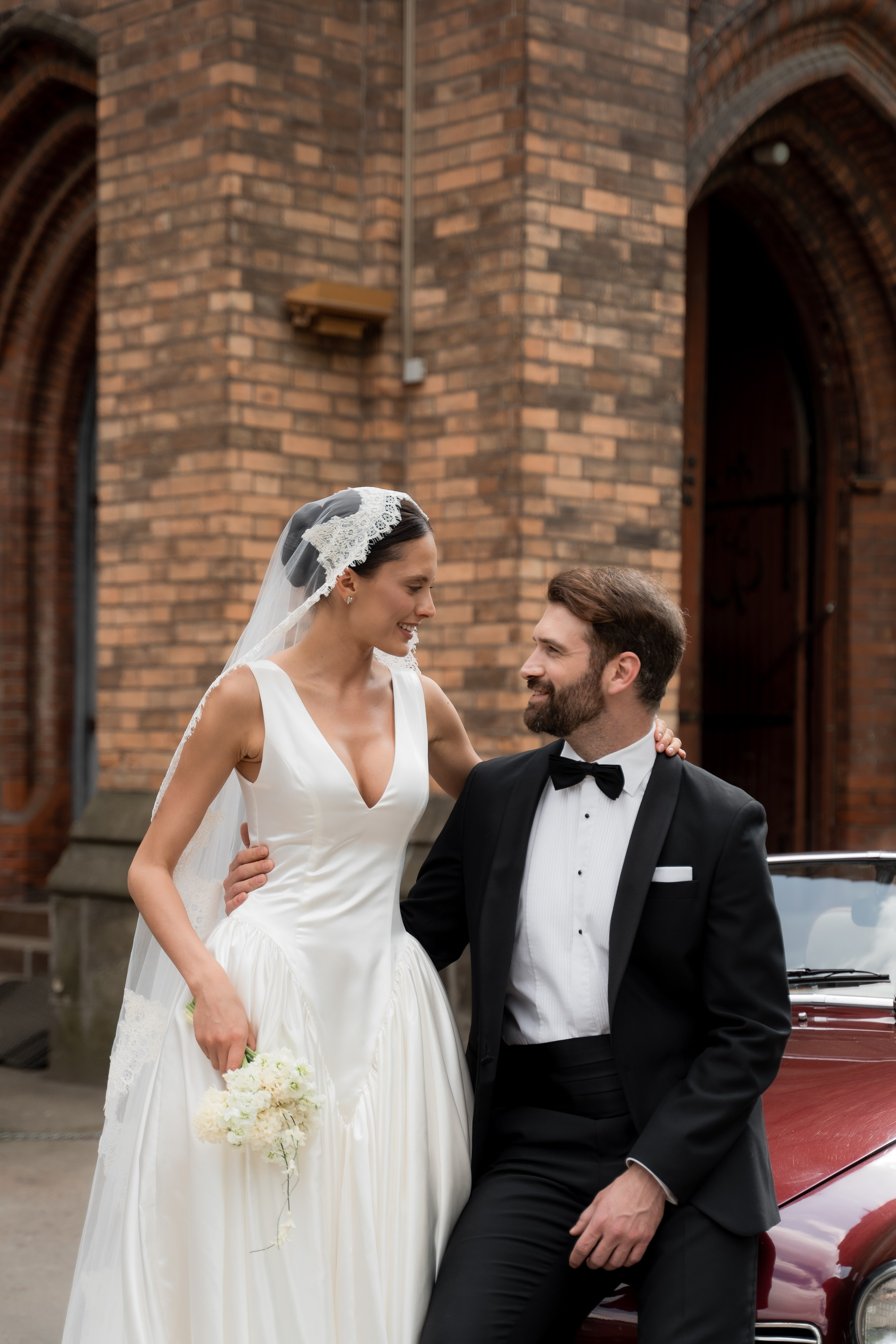 Свадебная фотосессия в католической церкви Москва. Портретный и свадебный фотограф Алла Карени Москва