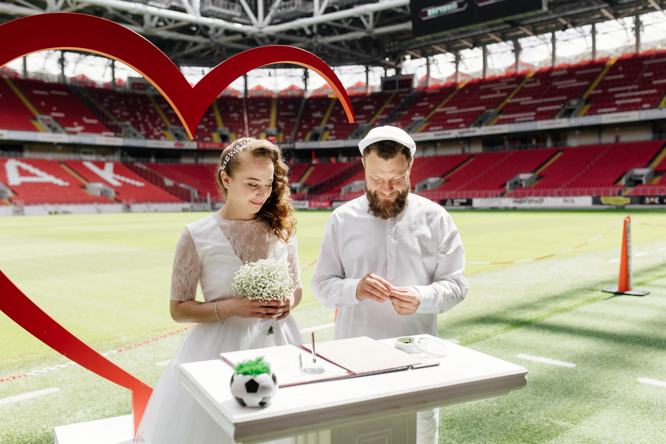 Свадьба на стадионе Спартак Лукойл Арена, свадьба на Северном речном вокзале, свадьба в метро, новые адреса счастья. Свадебный и семейный фотограф Екатерина Иванова