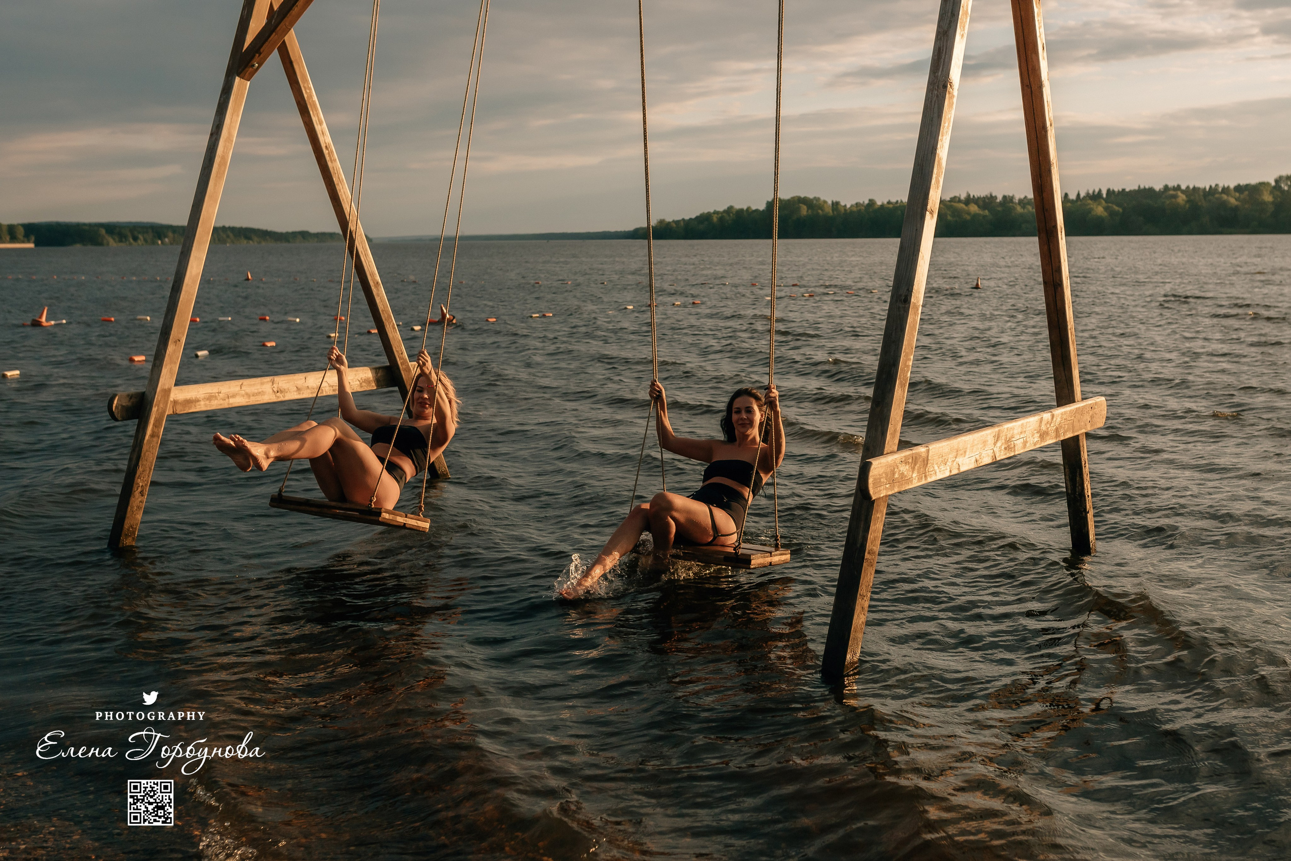 Черная серия с тканью. Набережная. Александра и Таисия. Июль 2025 г. Фотограф Пермь. Свадьбы. Семья и дети, школа, д. сад. Фотокниги