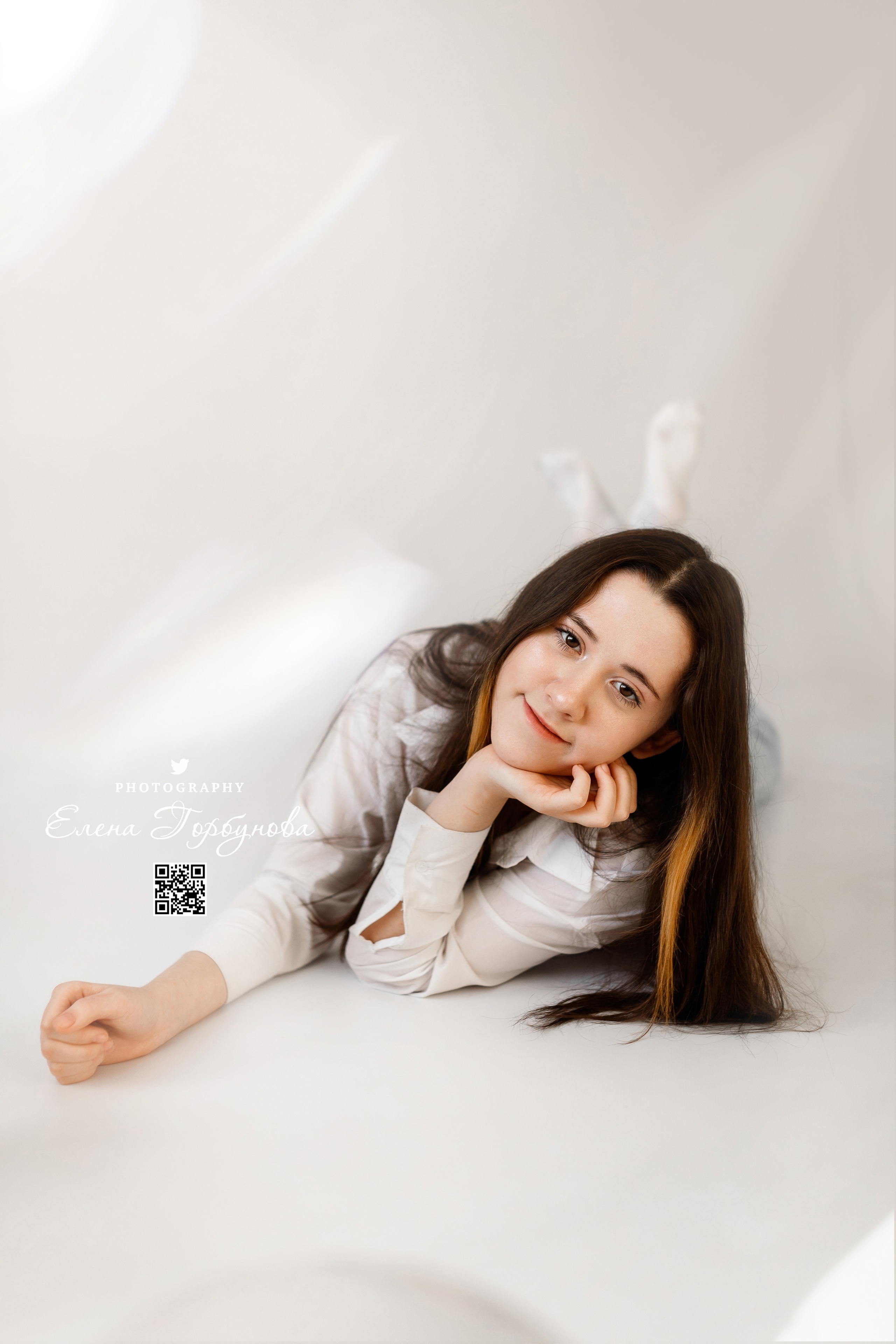 индивидуальная фотосессия в Перми. Девушка в студии на белом фоне в джинсах и рубашке. Лайфстайл.