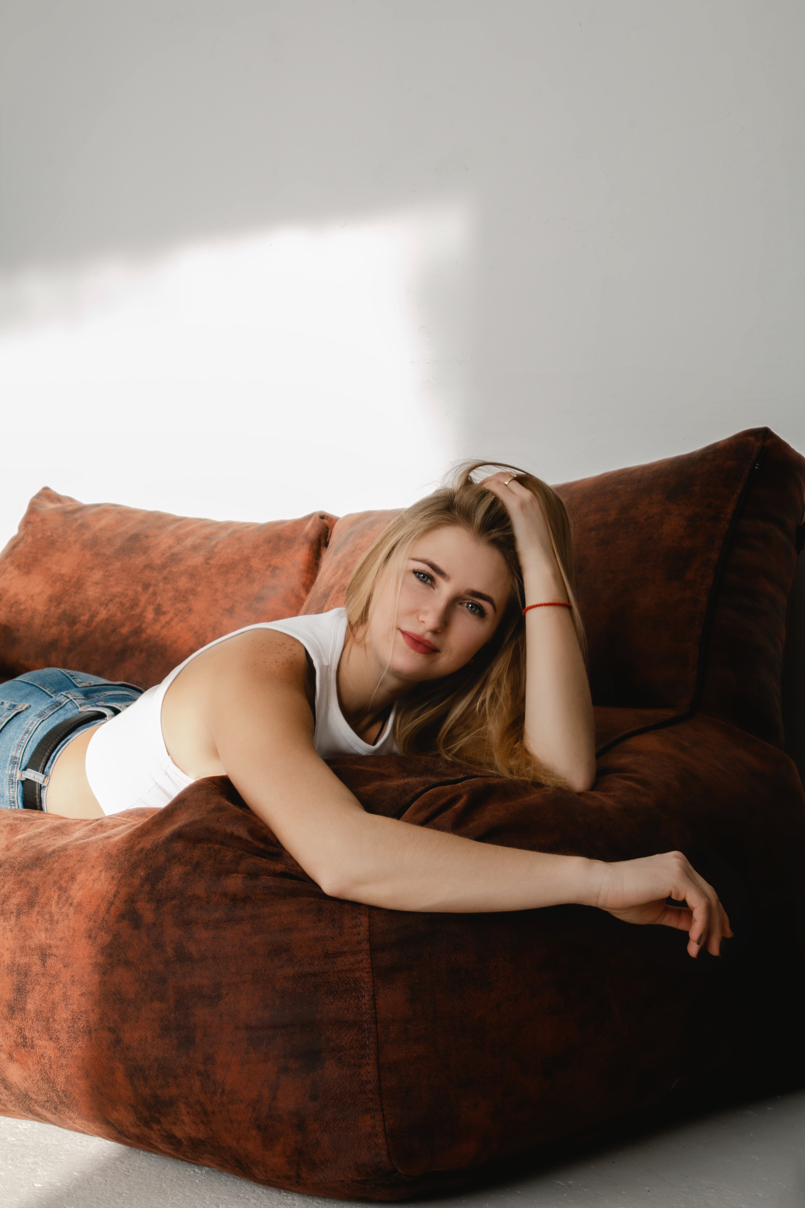 Съемка Насти в солнечной студии. Фотограф в Крыму | Виктория Нотевская