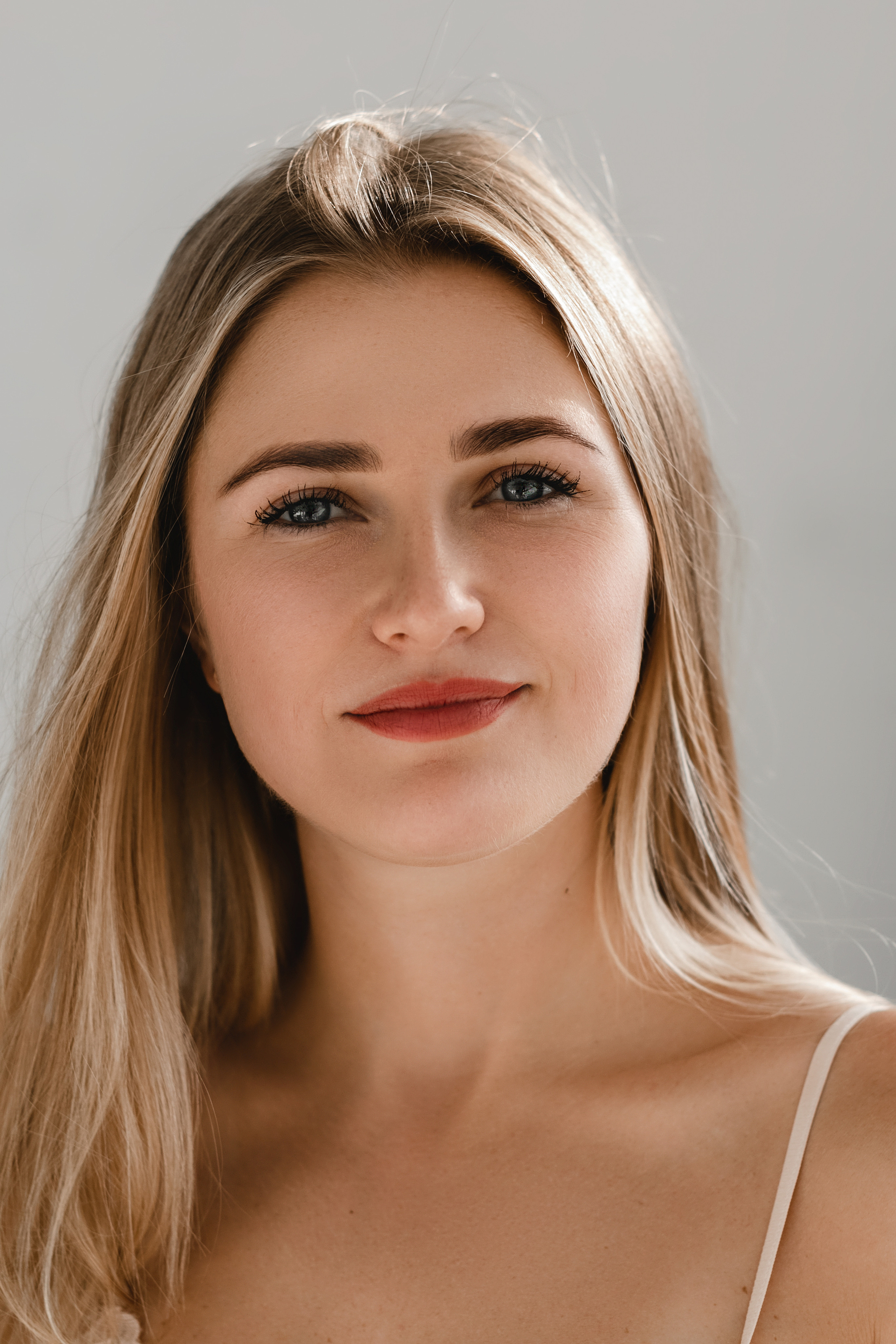 Съемка Насти в солнечной студии. Фотограф в Крыму | Виктория Нотевская