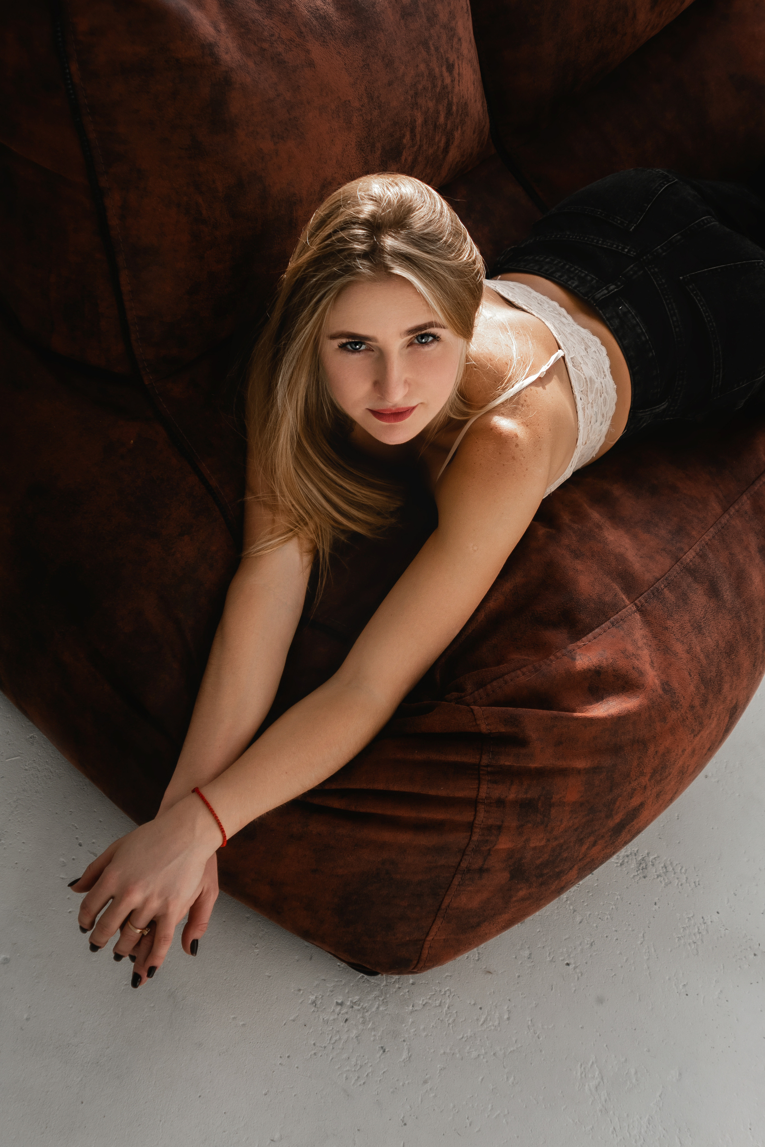 Съемка Насти в солнечной студии. Фотограф в Крыму | Виктория Нотевская