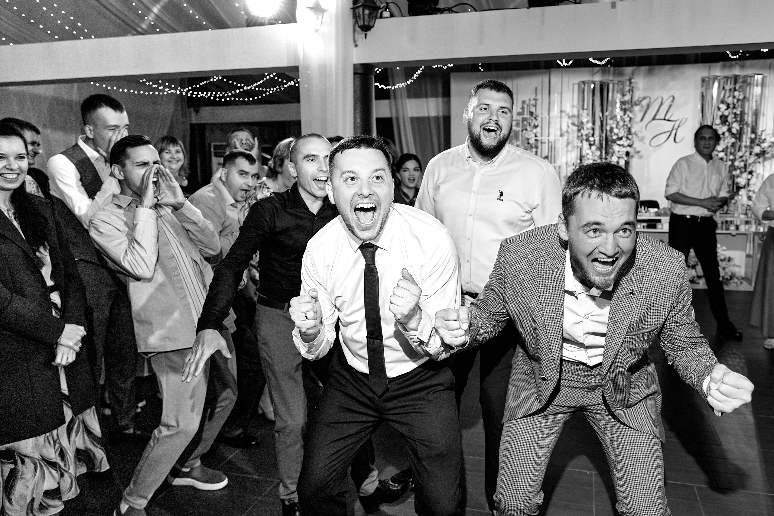 Эмоциональный момент победы в свадебном конкурсе — жених и гости ликуют в Ульяновске. Фотограф Елена Орешина