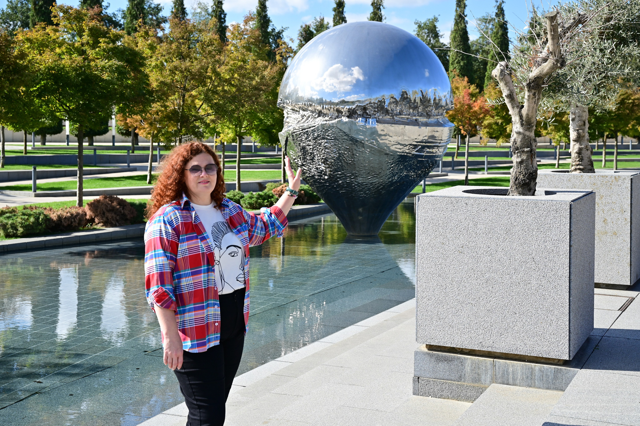 Фотосессия женщины у фонтанов парке Галицкого в Краснодаре