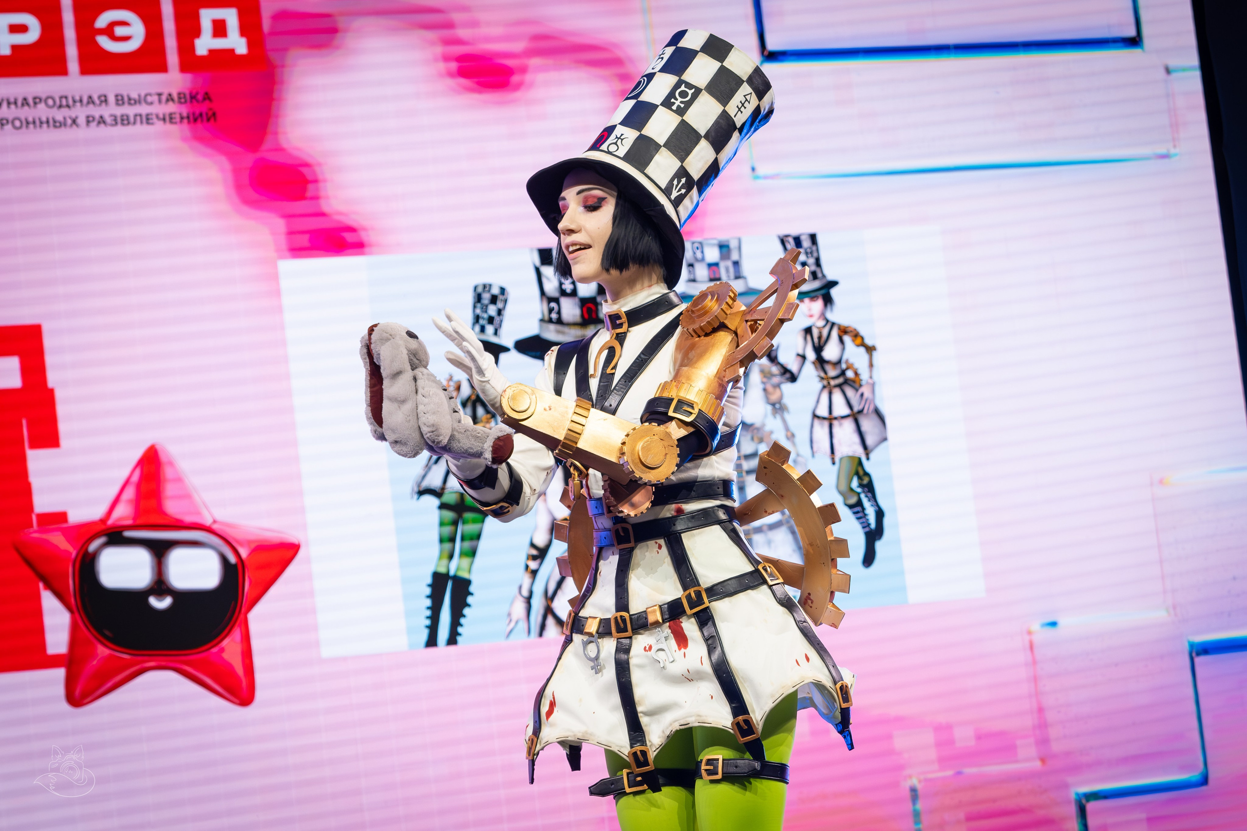 Сцена РЭД ЭКСПО 2024. Косплей фотограф