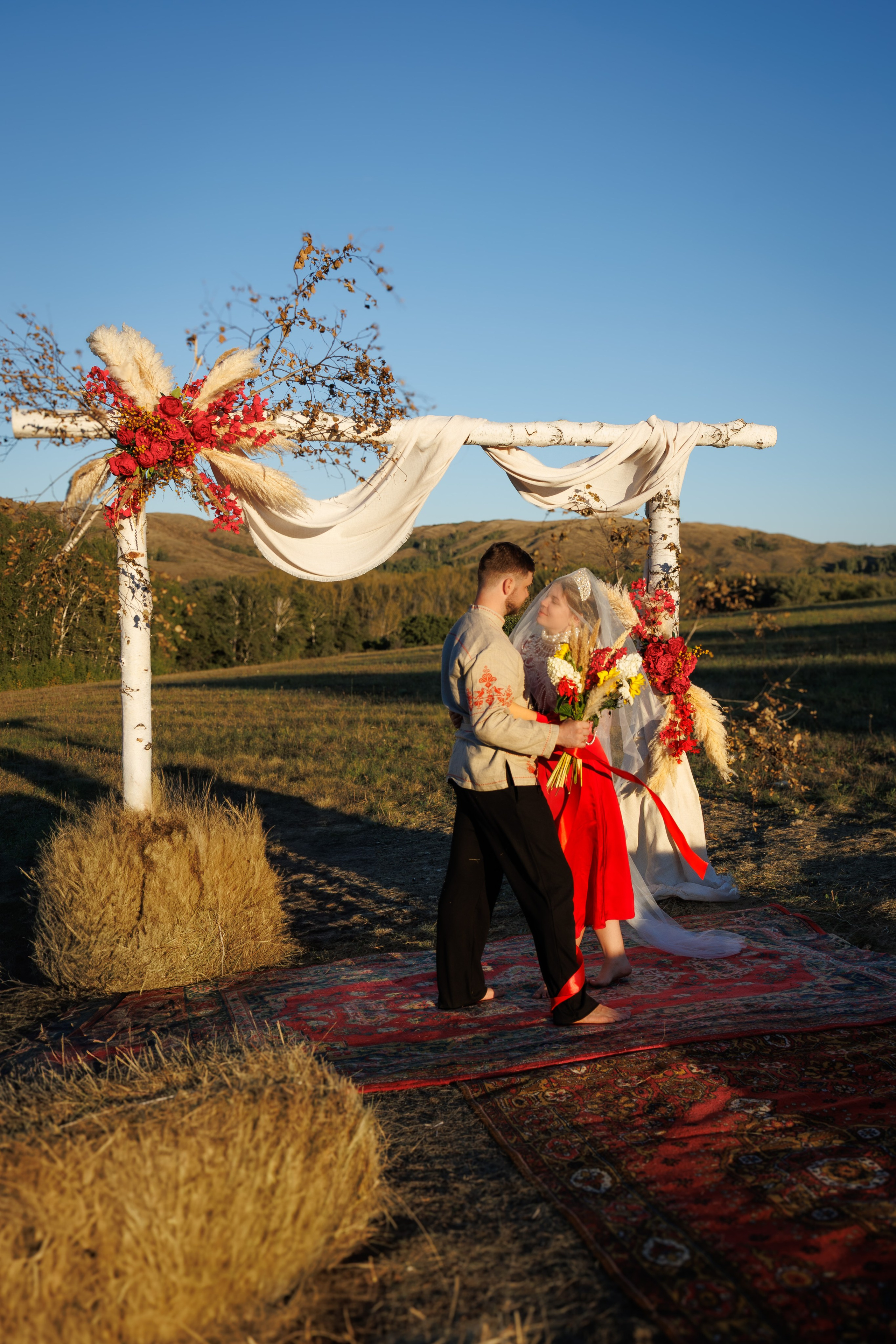 Свадебная фотосессия в Медногорске в старо русском стиле на природе. Фотограф Медногорск Кувандык Оксана Шерехода свадебные, семейные, индивидуальные, школьные фотосессии. Печать фотоальбомов