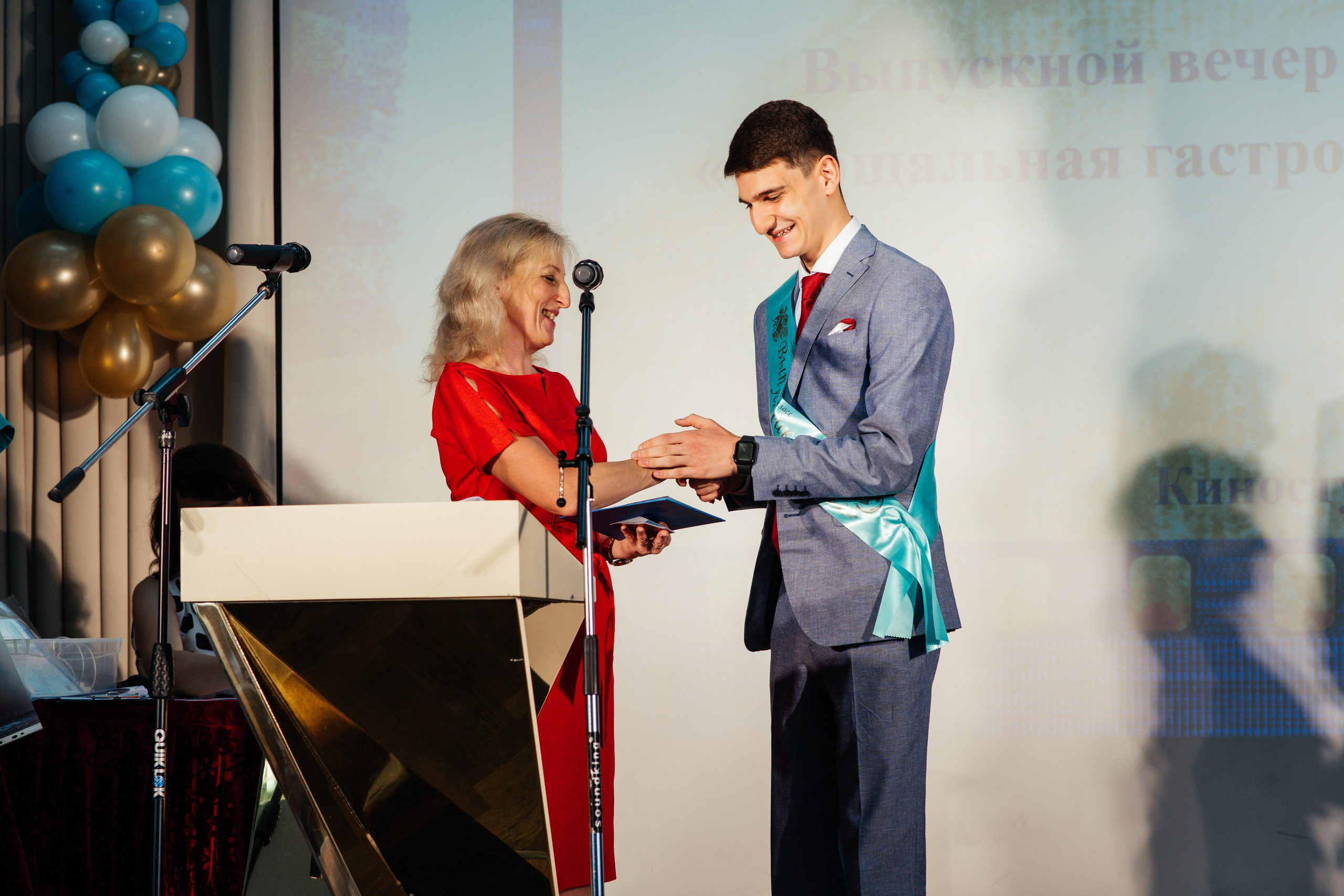 Вручение аттестатов. Выпускные альбомы в Подольске Москве и МО