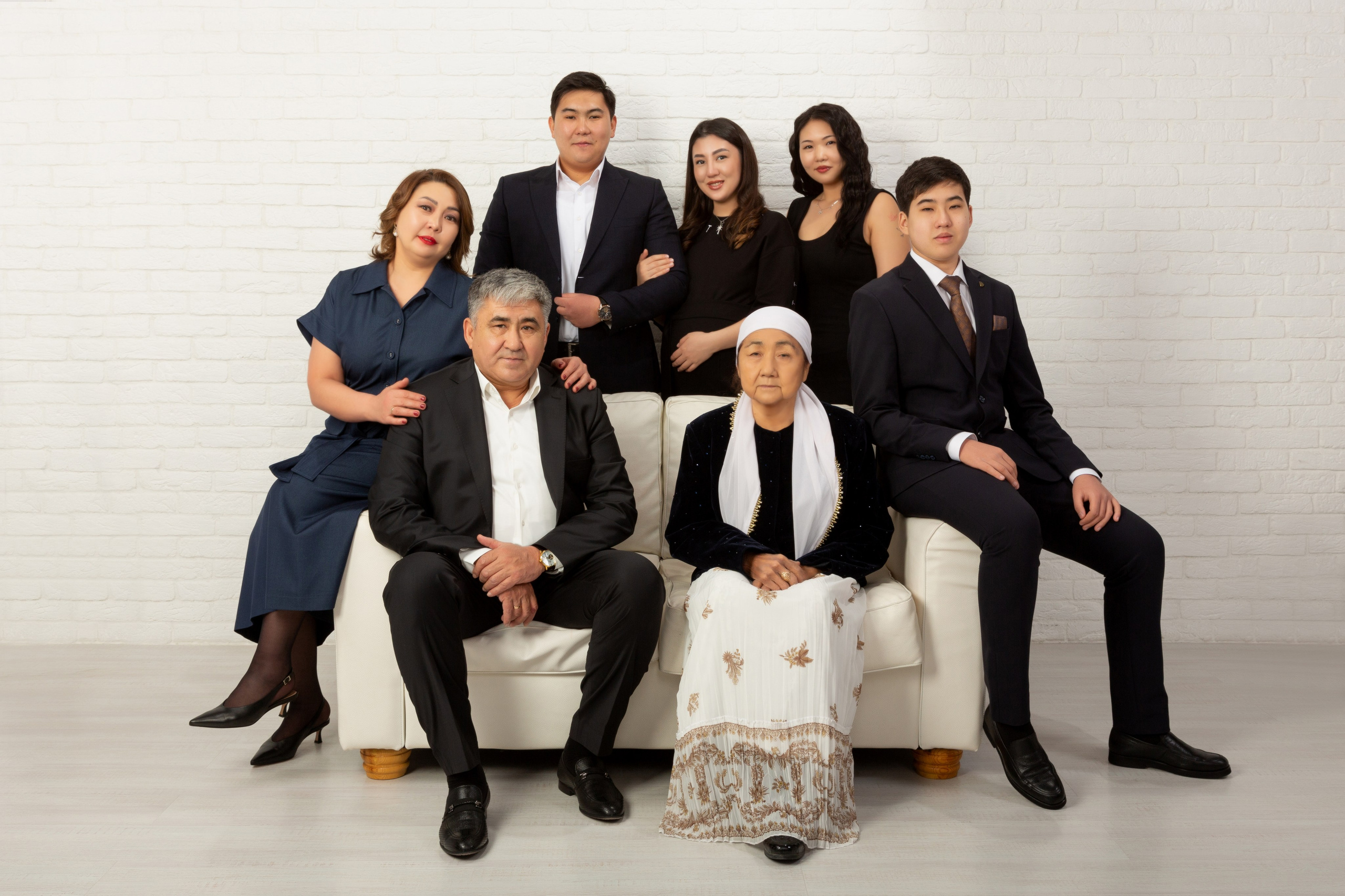 Фотосессия для большой семьи Алматы. Фотостудия Алматы. Семейная и детская фотостудия Family studio.Фотограф Алматы