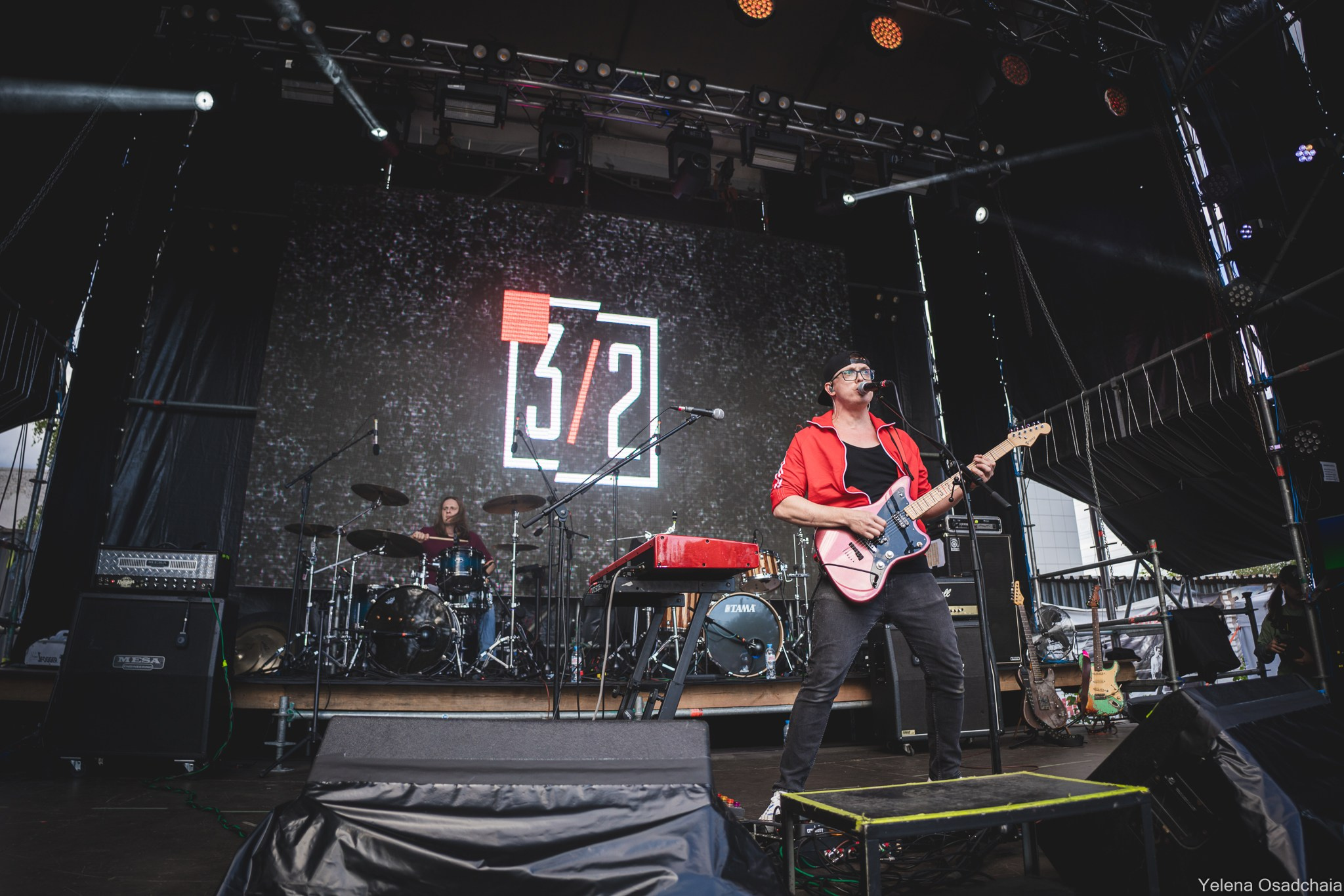 Живой 2025 — День 1. Елена Осадчая — фотографирую музыку на сцене и в жизни