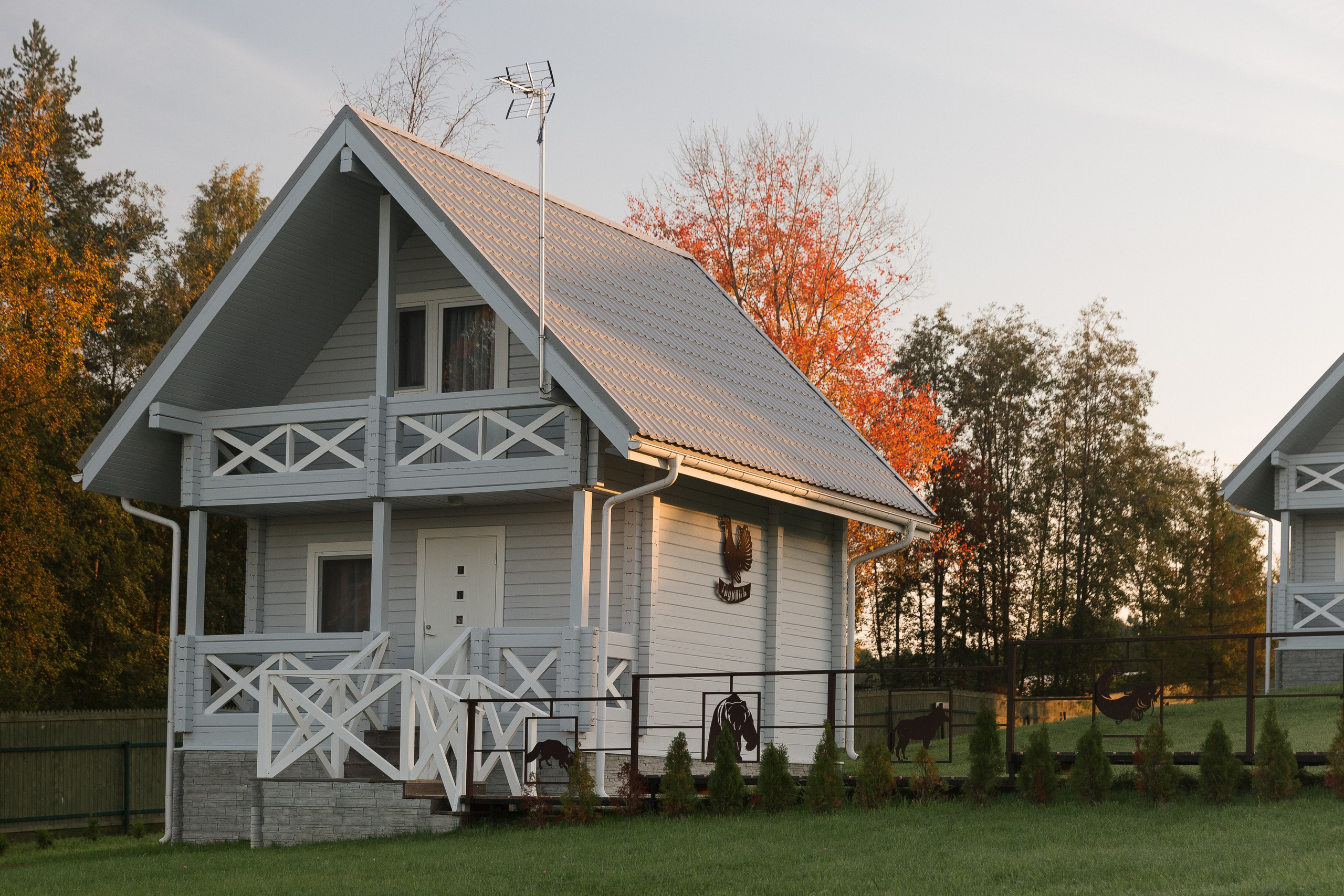 интерьер дома на базе отдыха: светлый деревянный интерьер с уютной мебелью