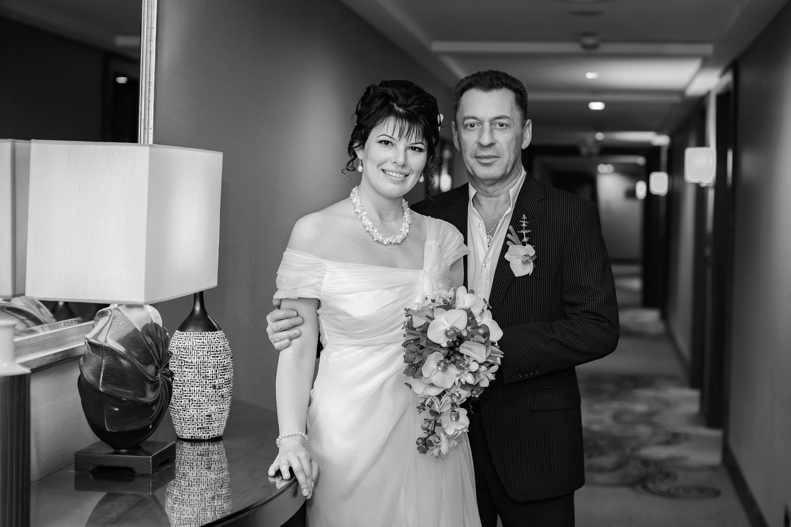 Свадебная фотосессия в отеле с обработкой в черно-белом стиле от 5000 рублей.