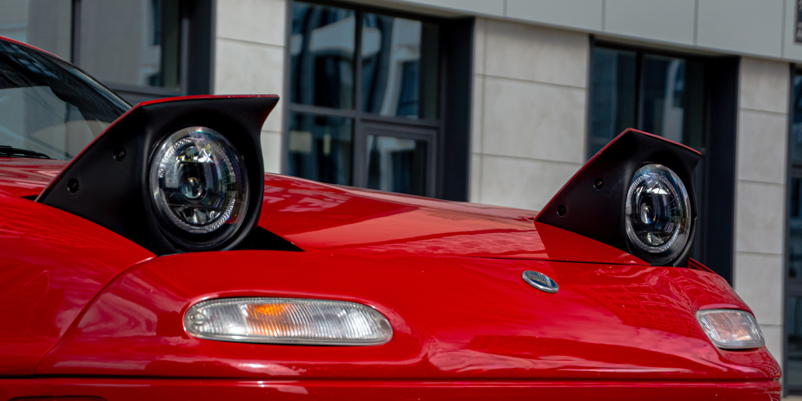 Фото Mazda MX-5 Miata (Eunos Roadster) NA: красный родстер