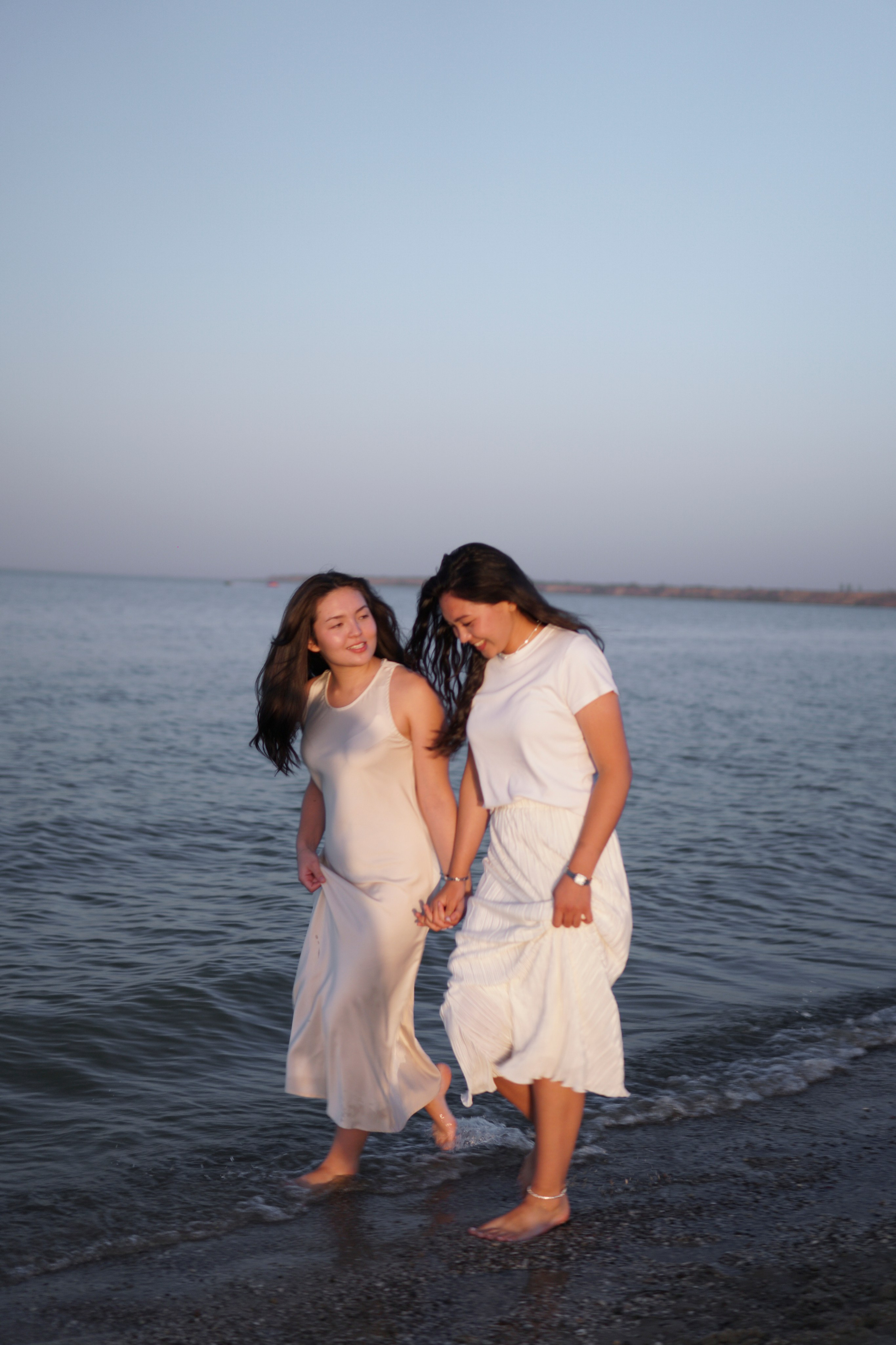 Сестры у моря в Ростове-на-Дону. Фотосессия за городом. Фотограф в Ростове-на-Дону Марина Мальцева