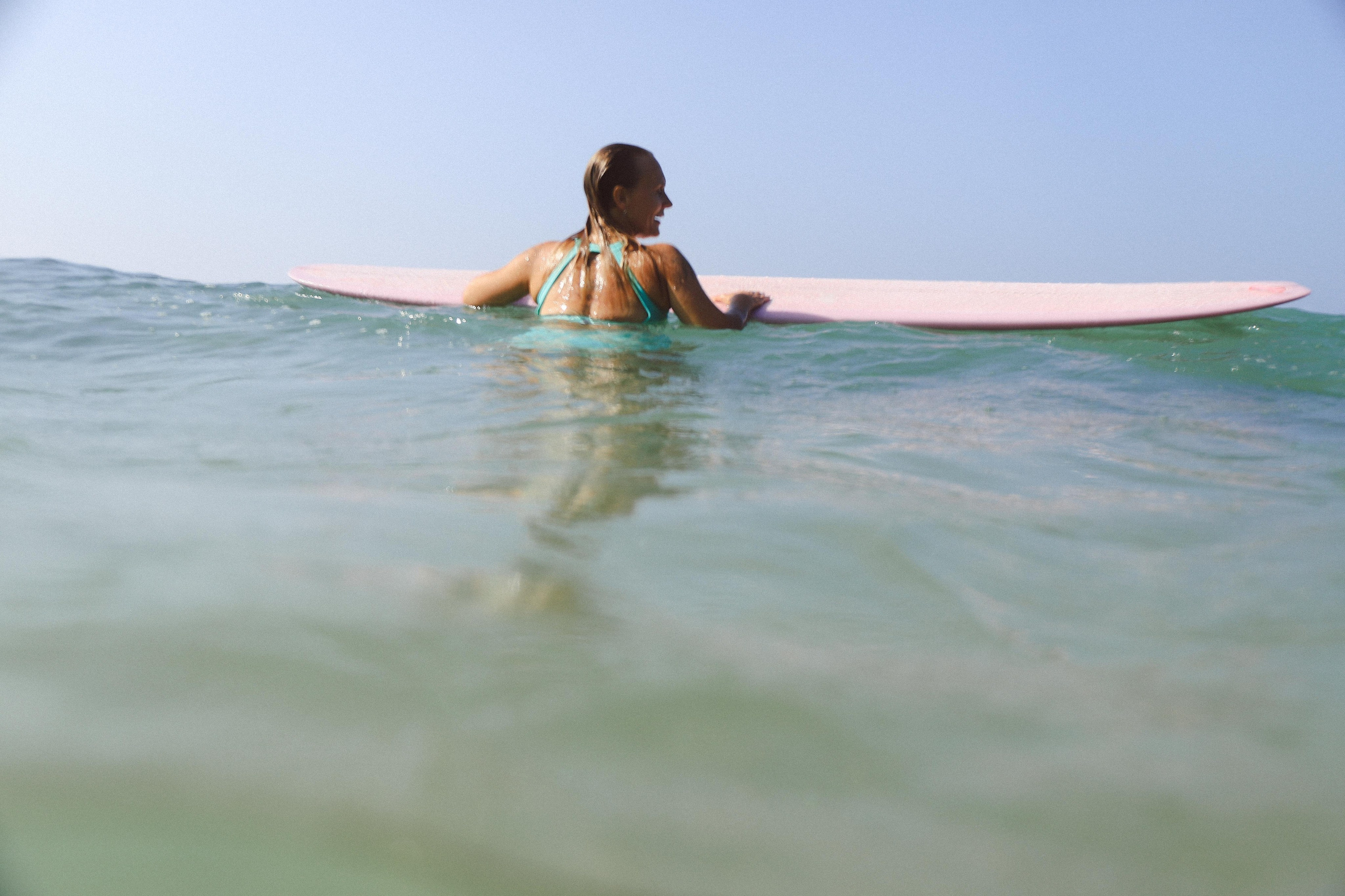 Съемка серфинга на рассвете | Девушка с доской Ross Concept на Coconut Beach. Фотограф на Шри-Ланке