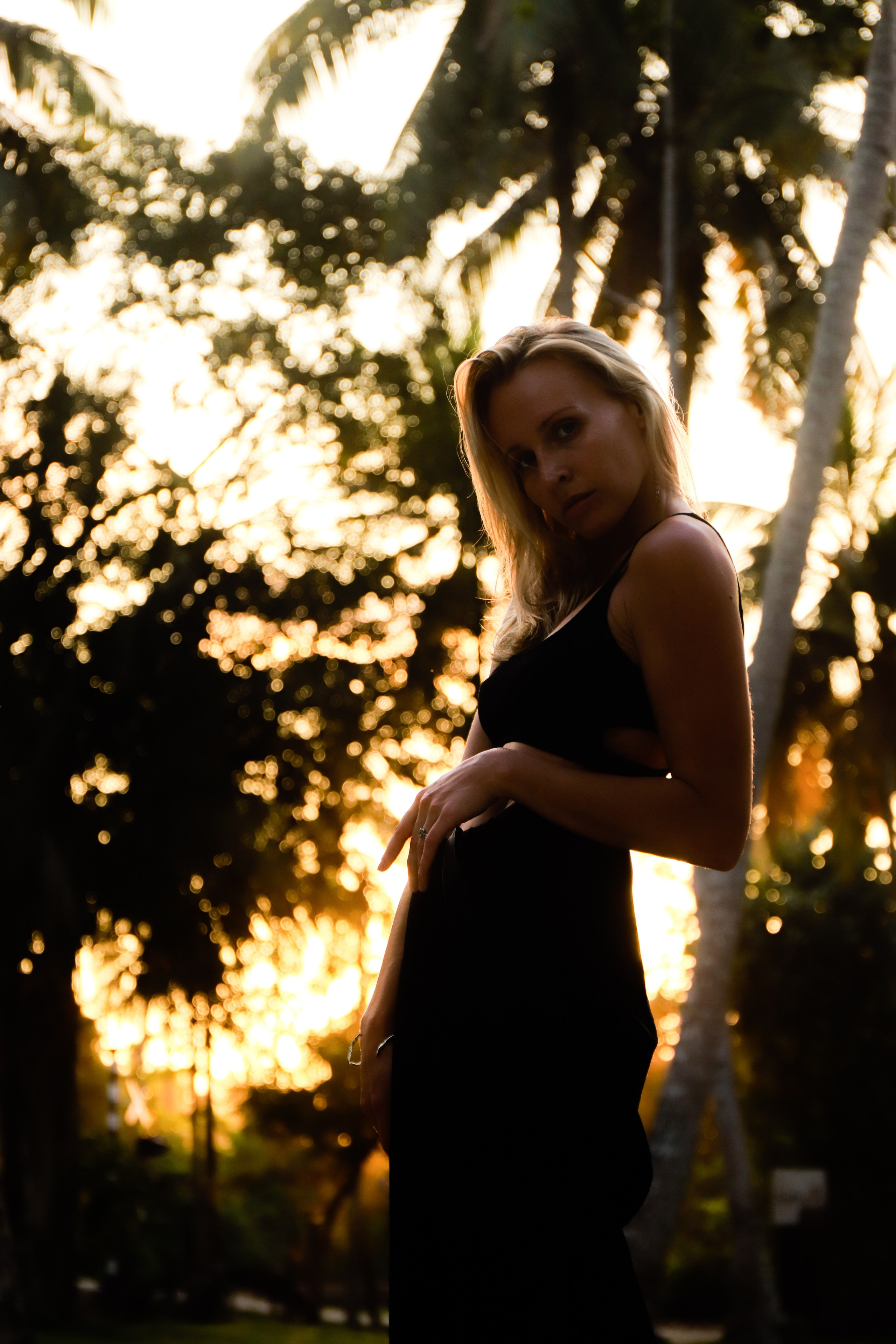 Фотосессия на Шри-Ланке: девушка в зеленом купальнике у бассейна виллы и с серфом на South Beach. Фотограф на Шри-Ланке