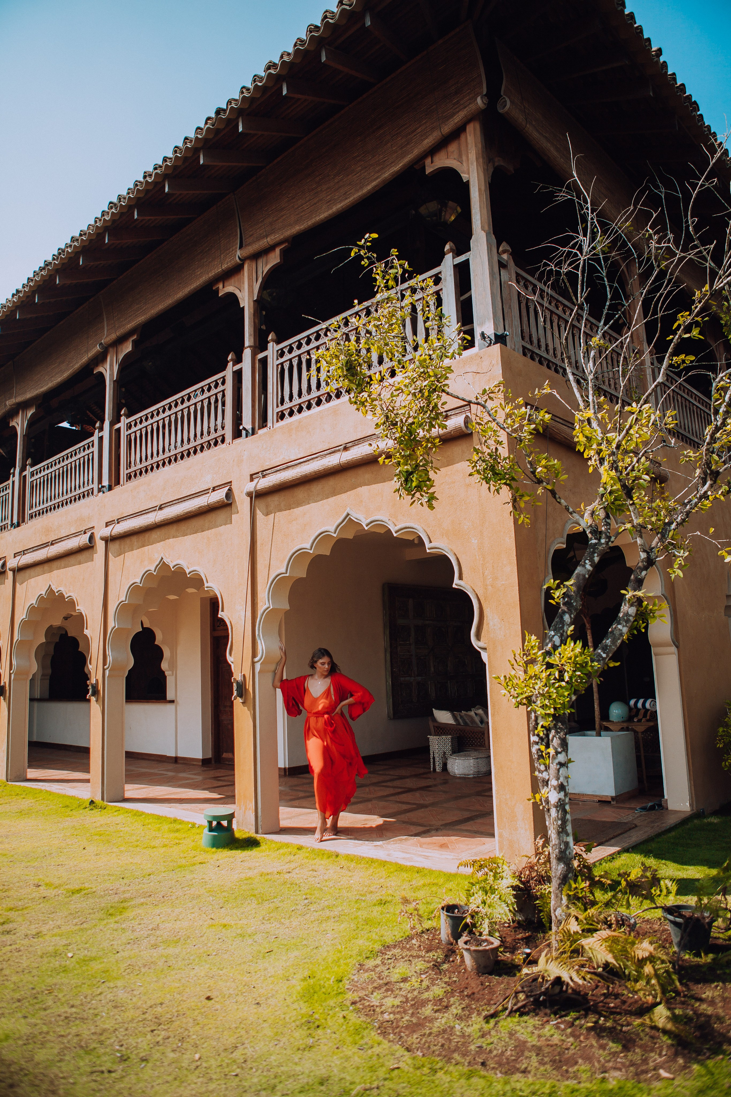 Девушка в красном платье в отеле Malabar Hill — Роскошная портретная съемка | Шри-Ланка. Фотограф на Шри-Ланке
