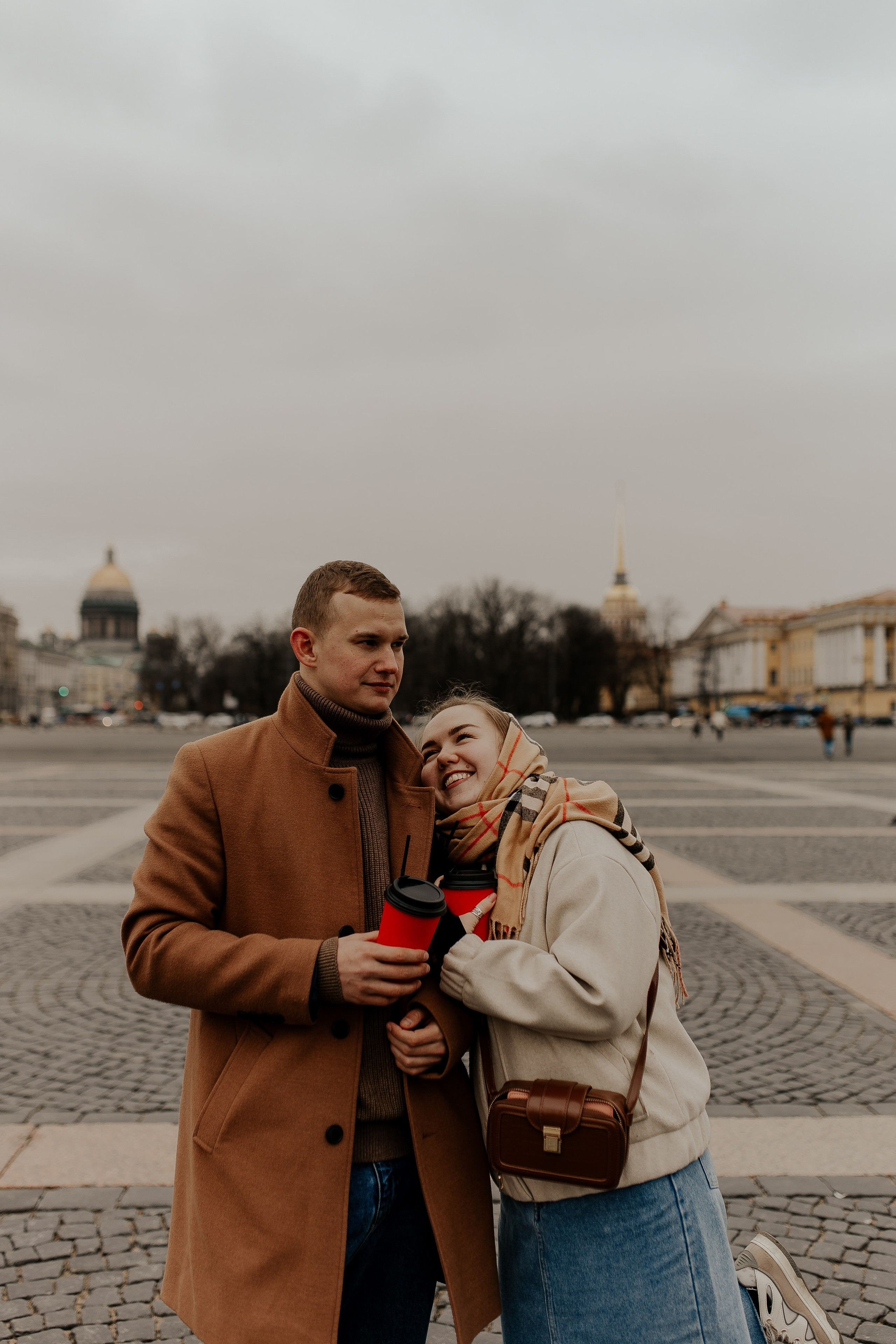 Пара гуляет по Петербургу. Фотограф в Санкт-Петербурге Лиза Семченкова