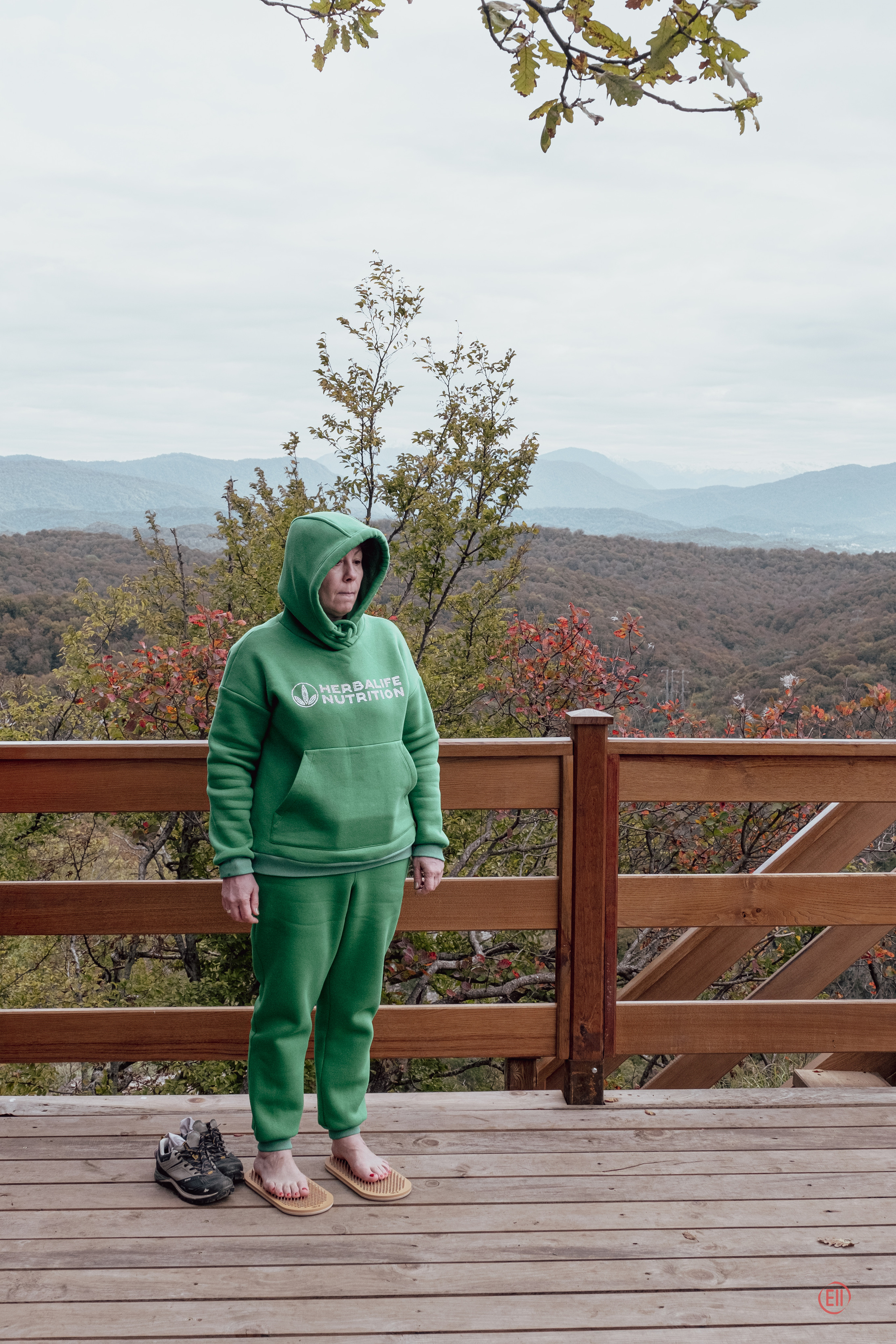 йога стоит на гвоздях