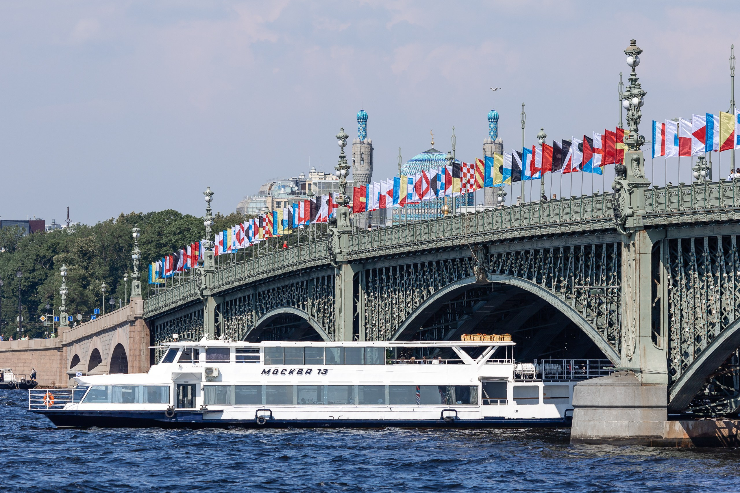 Теплоход проходит под Троицким мостом 