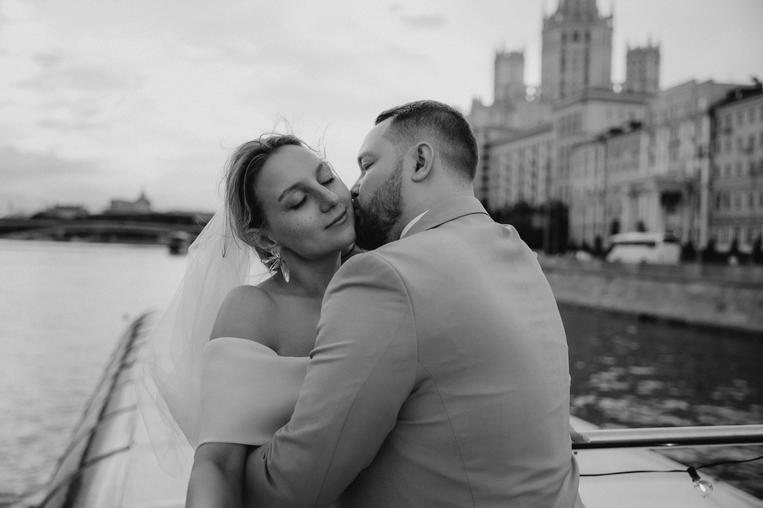 Утро невесты и свадебная фотосессия на теплоходе по Москве-реке