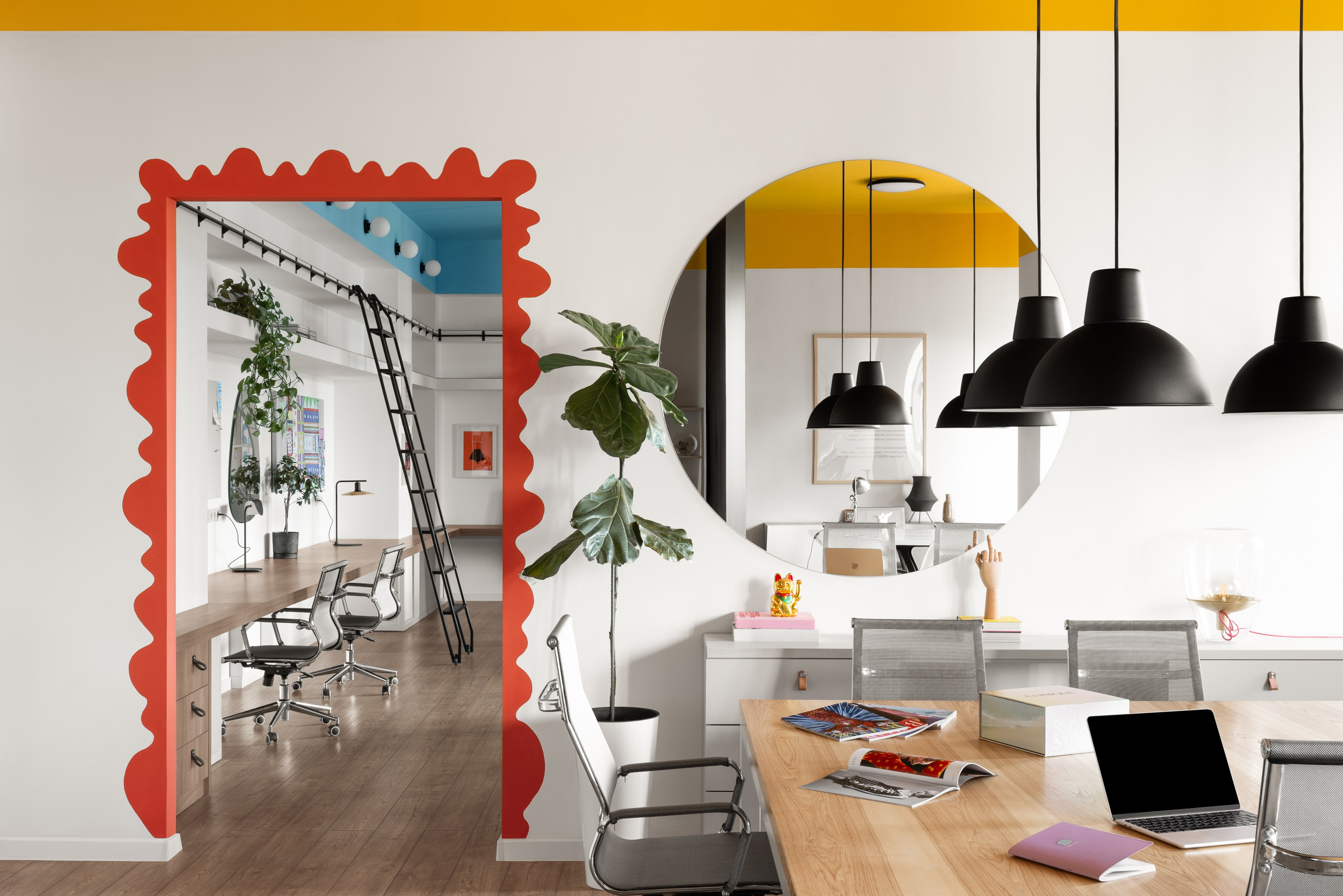 Стильный офис с яркими акцентами, фотографии интерьера дизай-проекта офисного пространства 