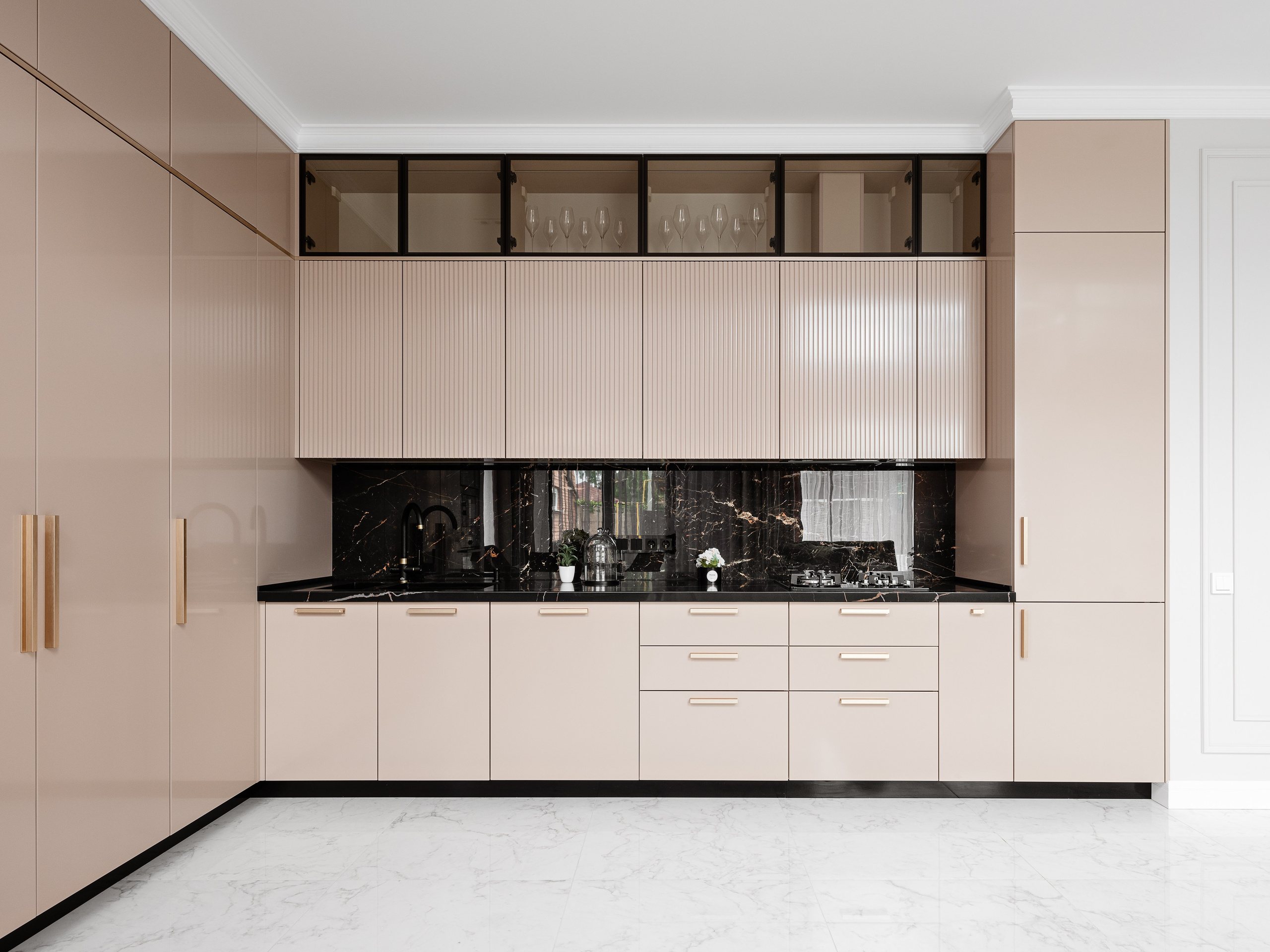Просторная кухня с глянцевыми фасадами, чёрным мрамором с золотыми прожилками и встроенными шкафами во всю стену. Современный дизайн Евгении Ермошиной, профессиональная интерьерная фотосъёмка Сергей Денисенко.
