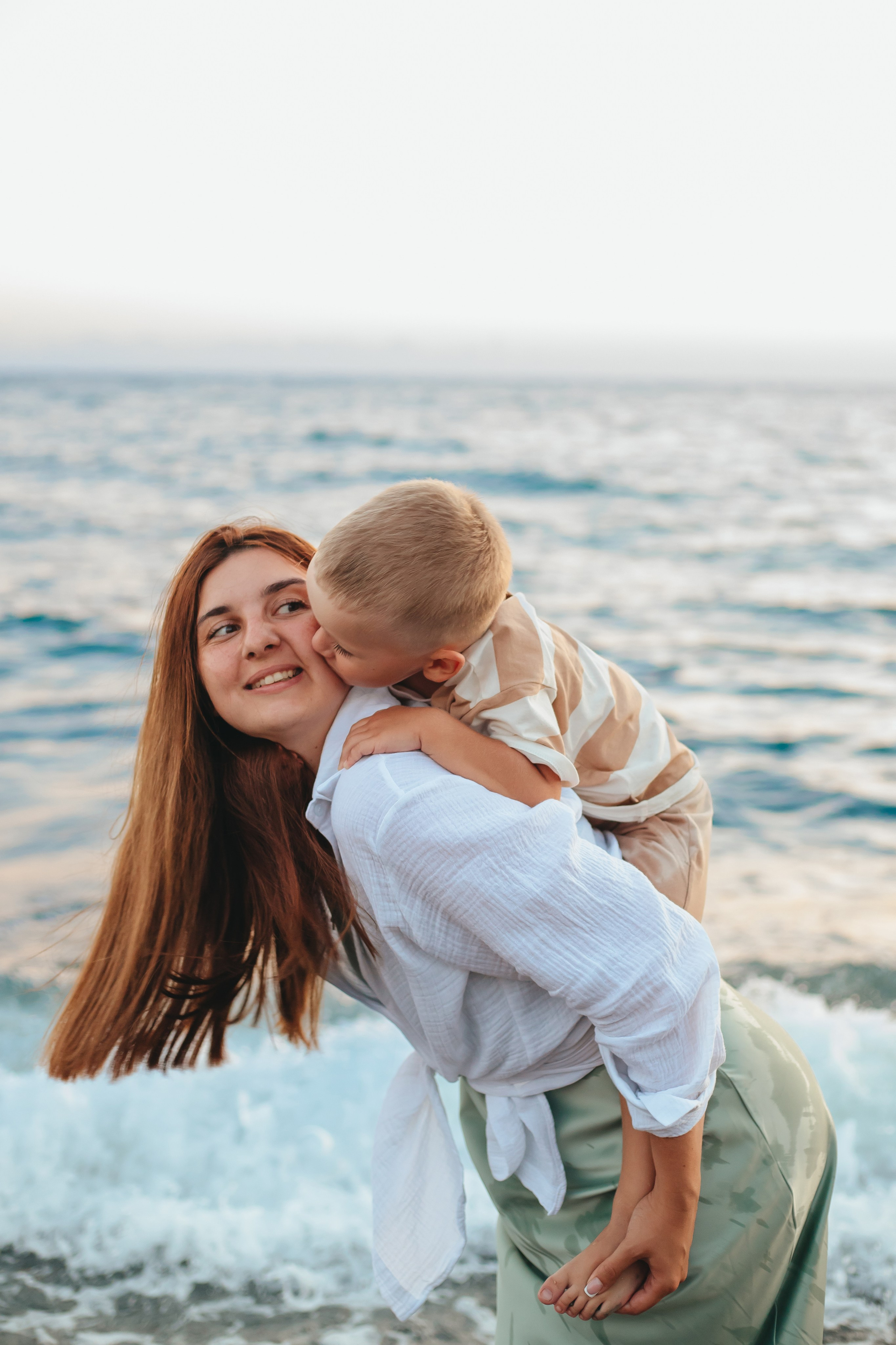 На берегу моря. Семейный и свадебный фотограф Сочи Адлер Сириус Красная поляна