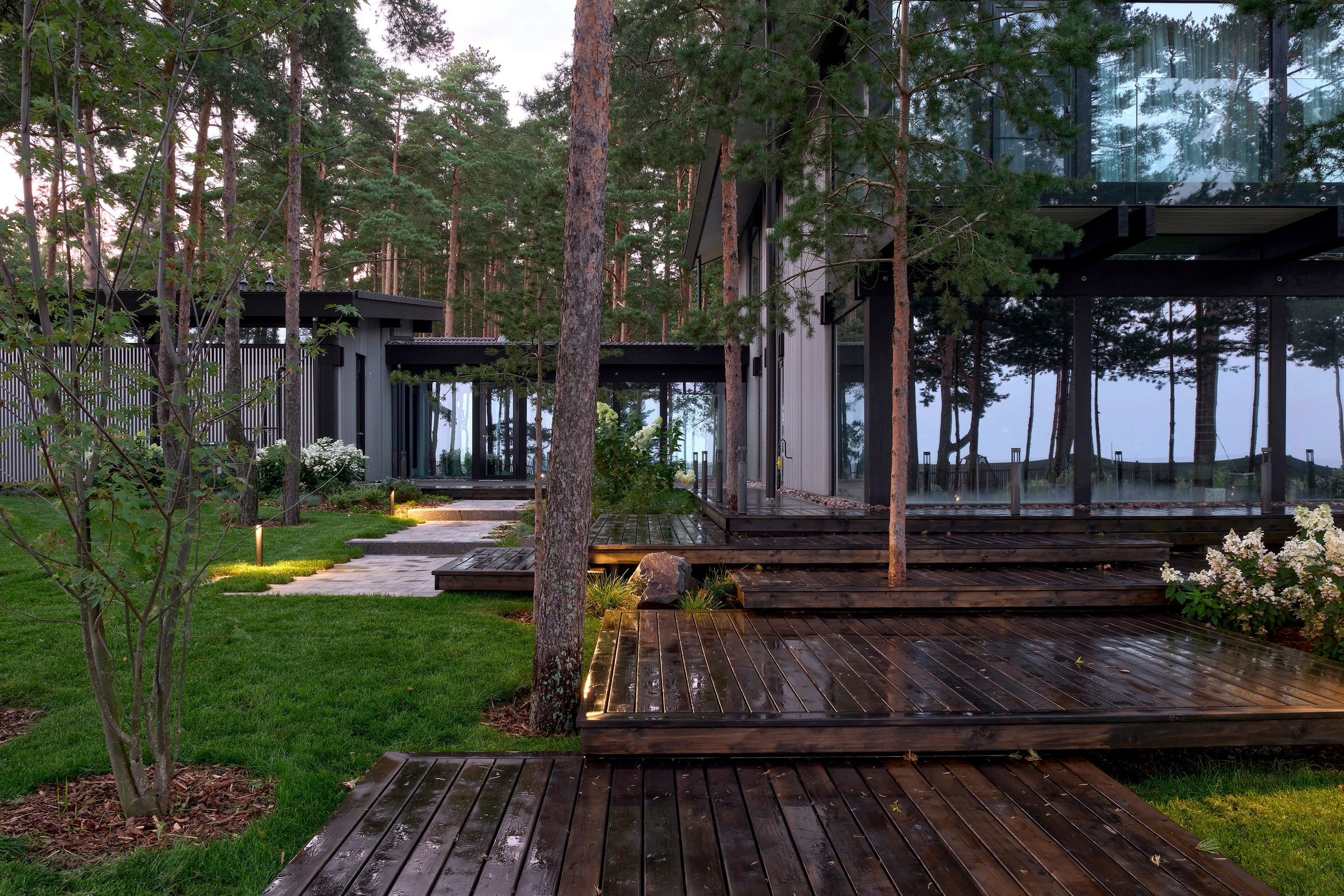 Ландшафтный и интерьерный фотограф Наталья Соловьева. Фотосъемка сада в КП Золотые пески для ландшафтной компании Хвоя | interioto