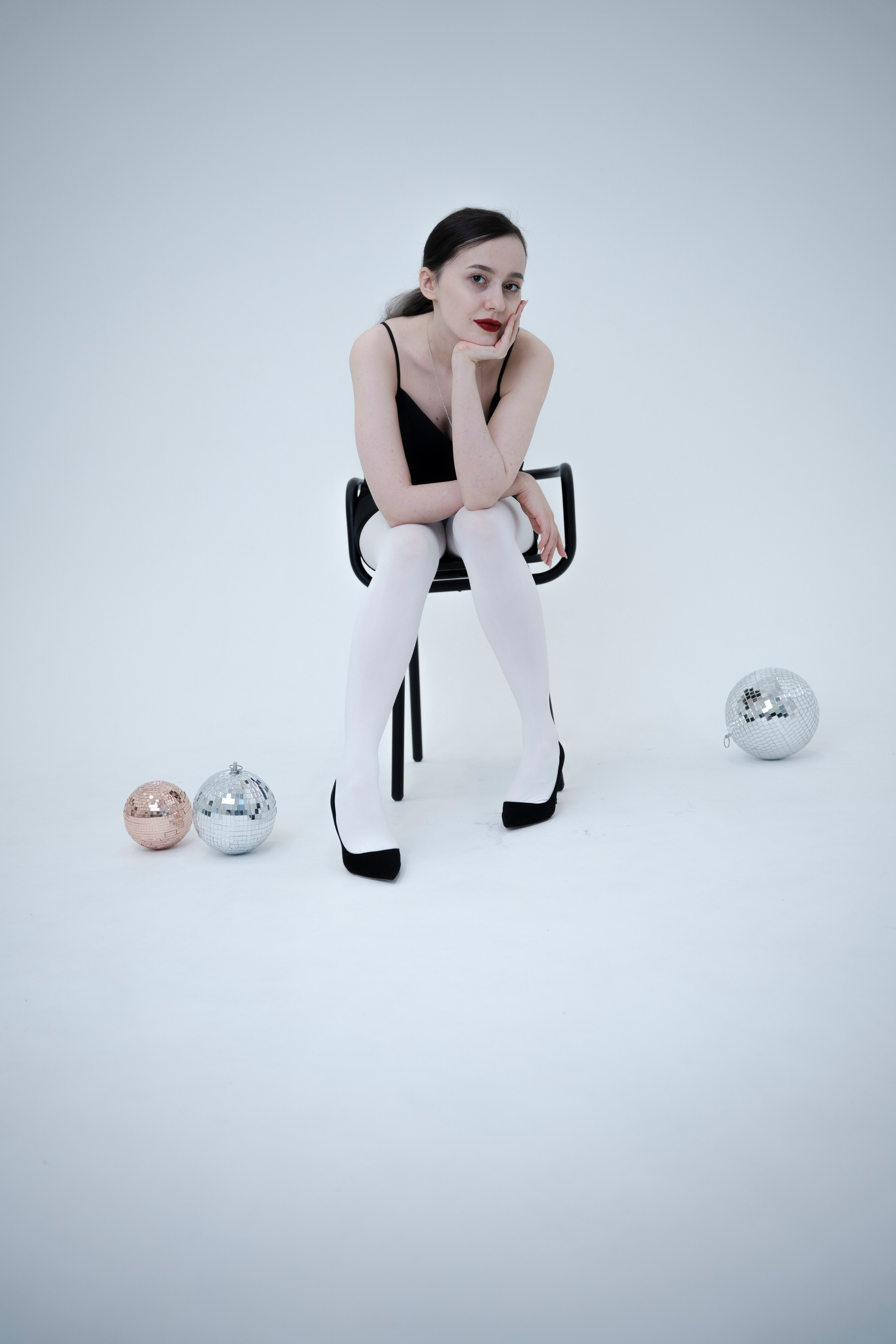 ДЕВОЧКА НА ШАРЕ. Главная