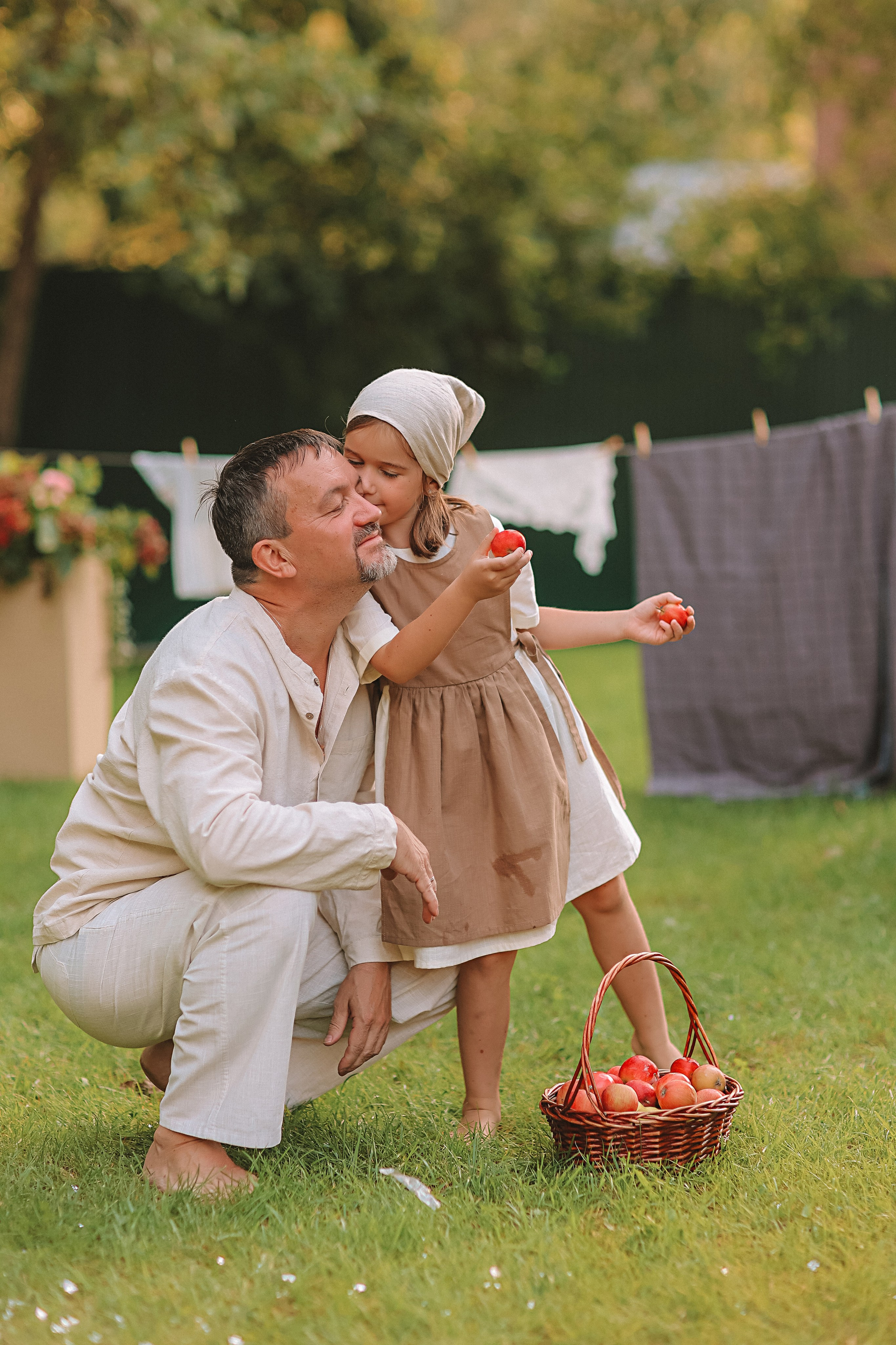 Стирка у дома. Семейный фотограф Тюмень, фотограф на роды Салмина Мария