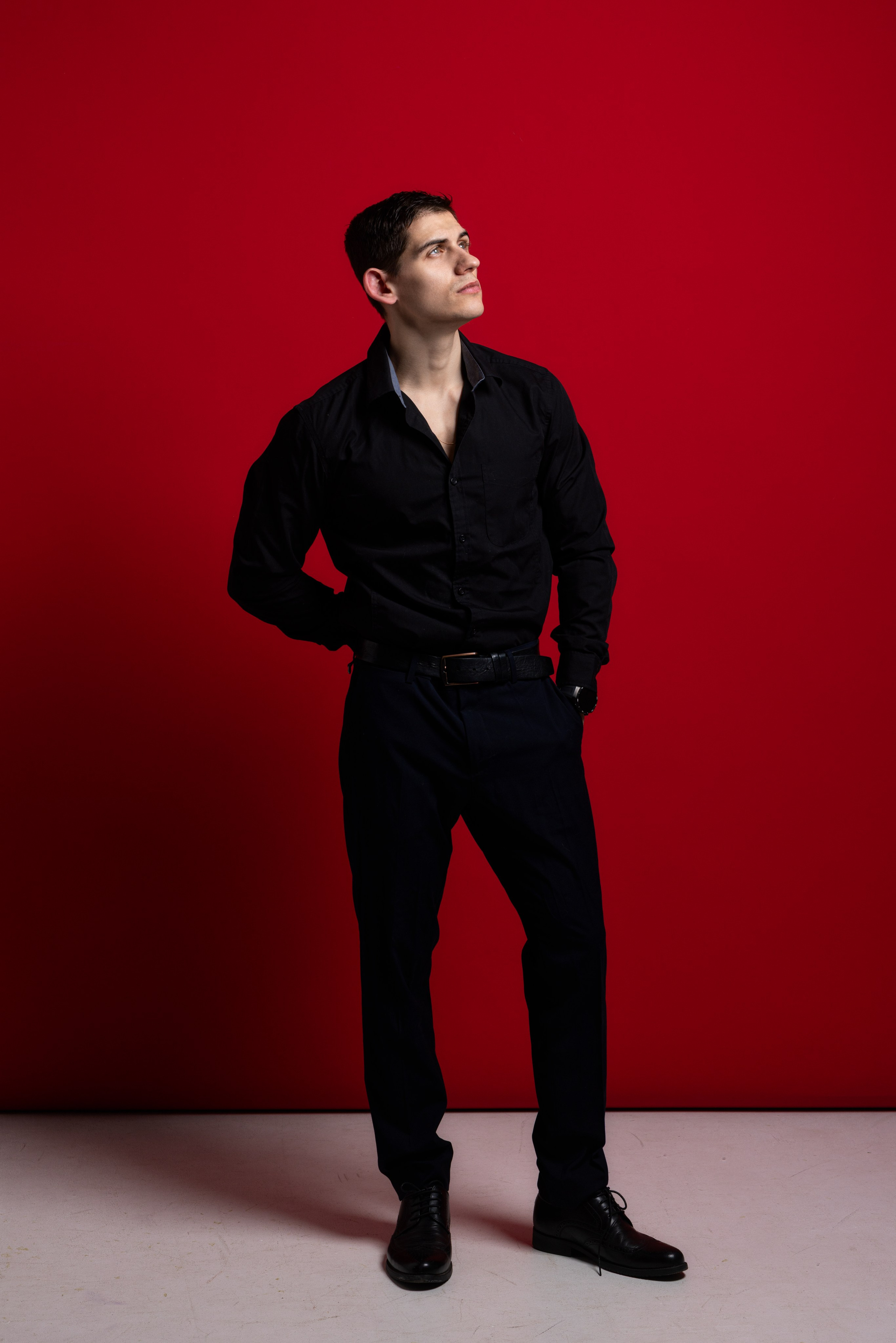 Новогодняя спортивная фотосессиия в студии в костюме деда мороза в Воронеже